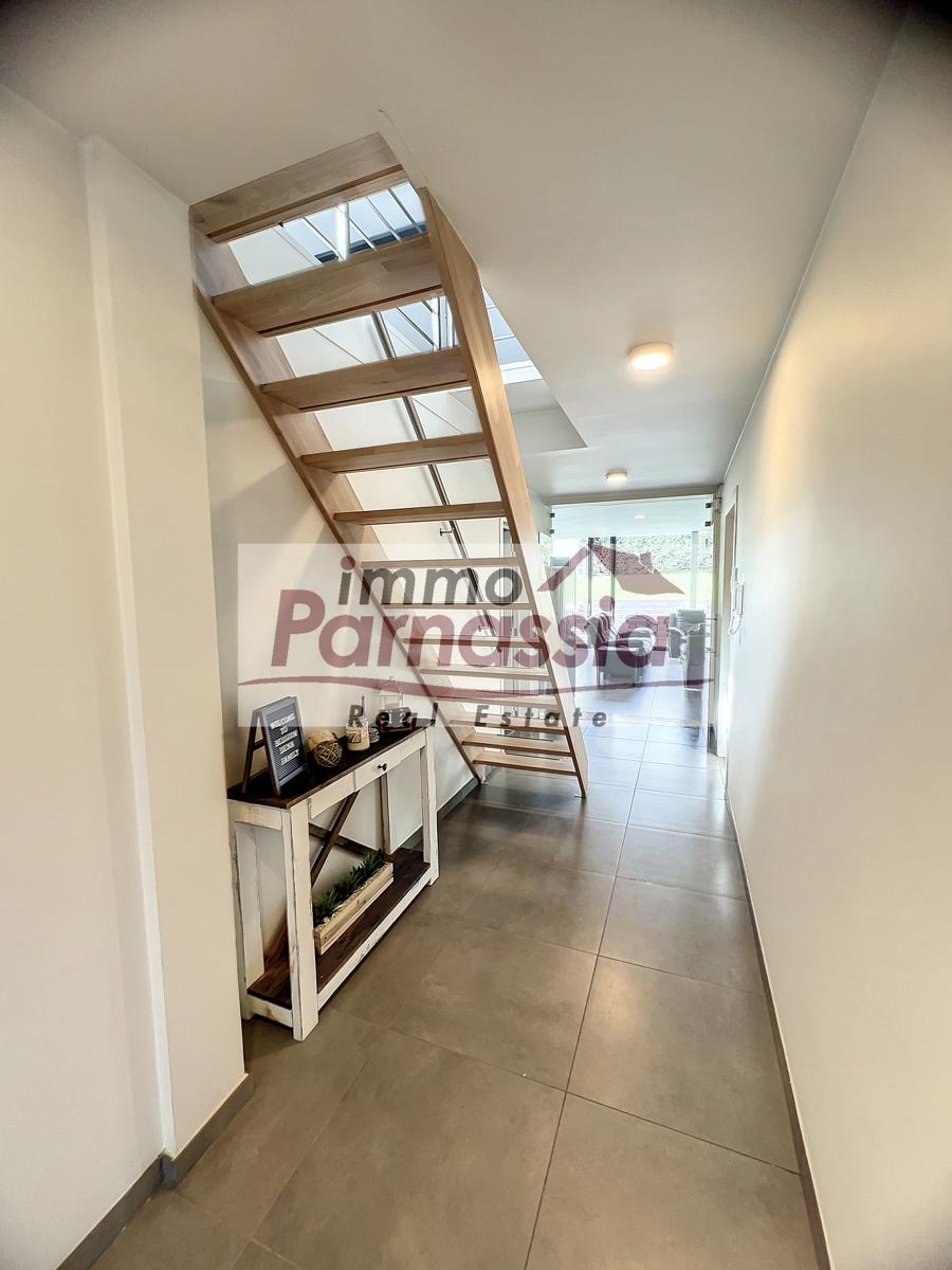 Volledig gerenoveerde villa in een residentiële wijk foto 5