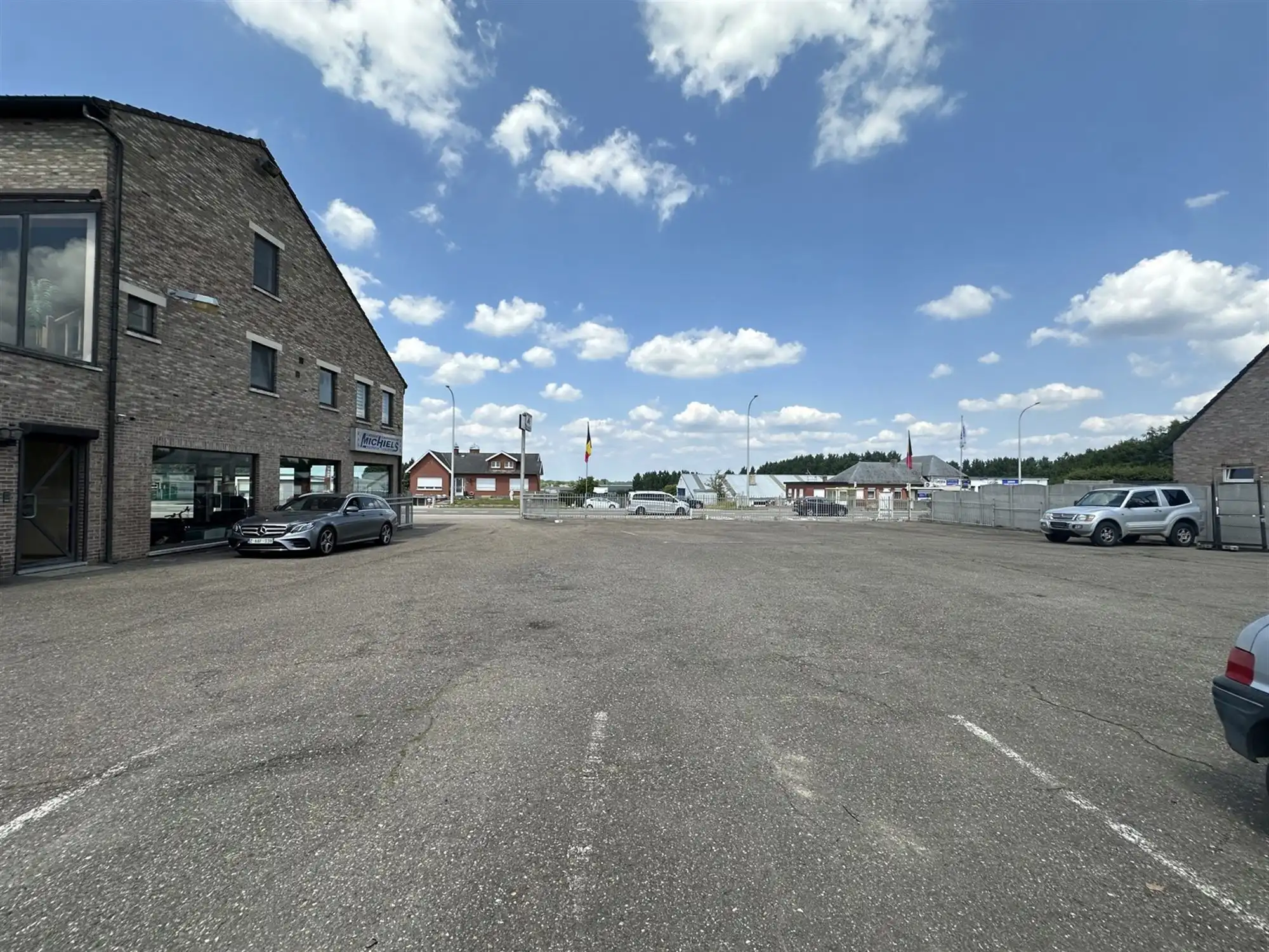 Handelspand met woonst, showroom, loods en parking foto {{pictureIndex}}