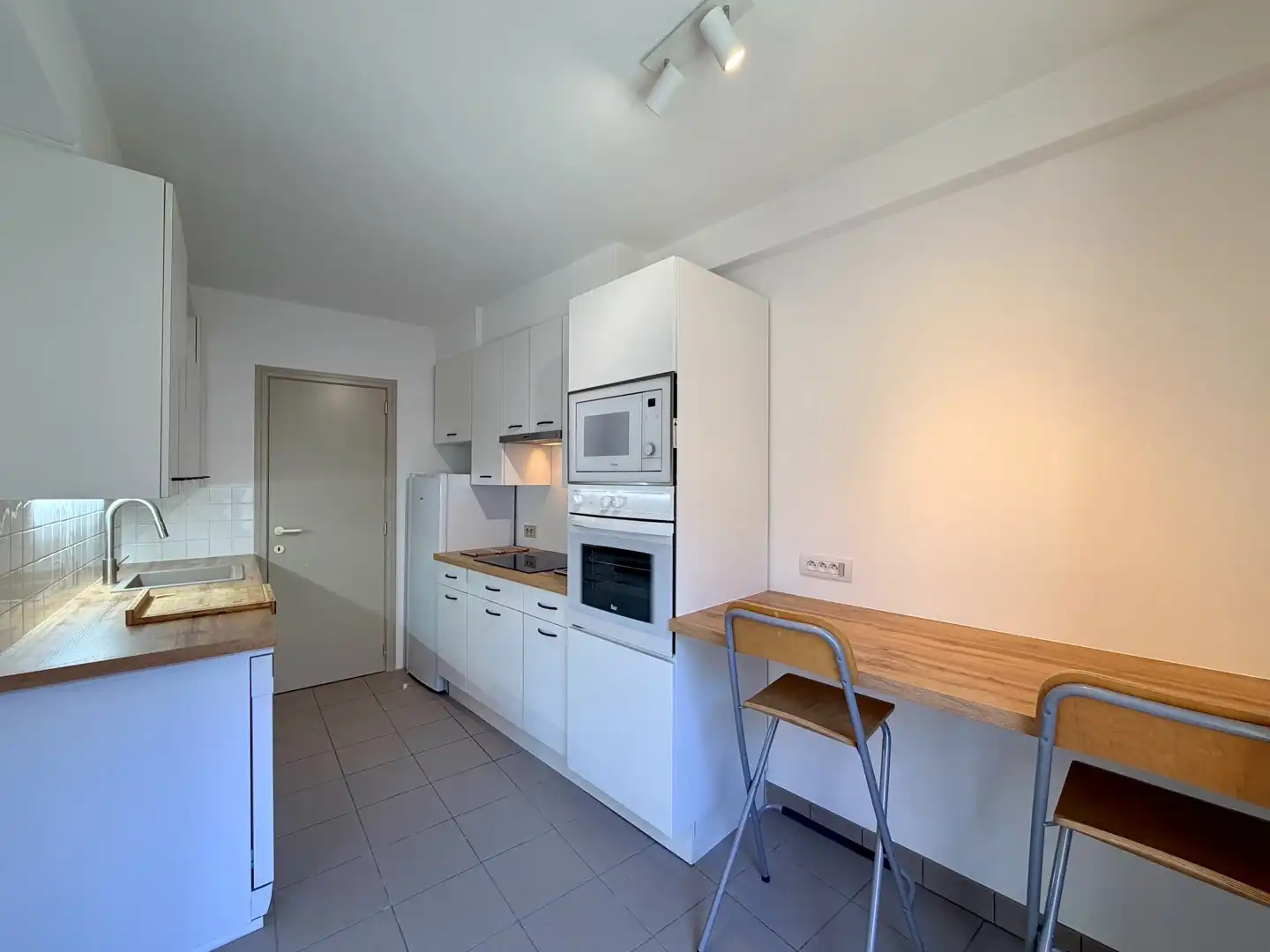 Instapklaar tweeslaapkamerappartement met ruim terras & kelder in centrum Roeselare! foto 2