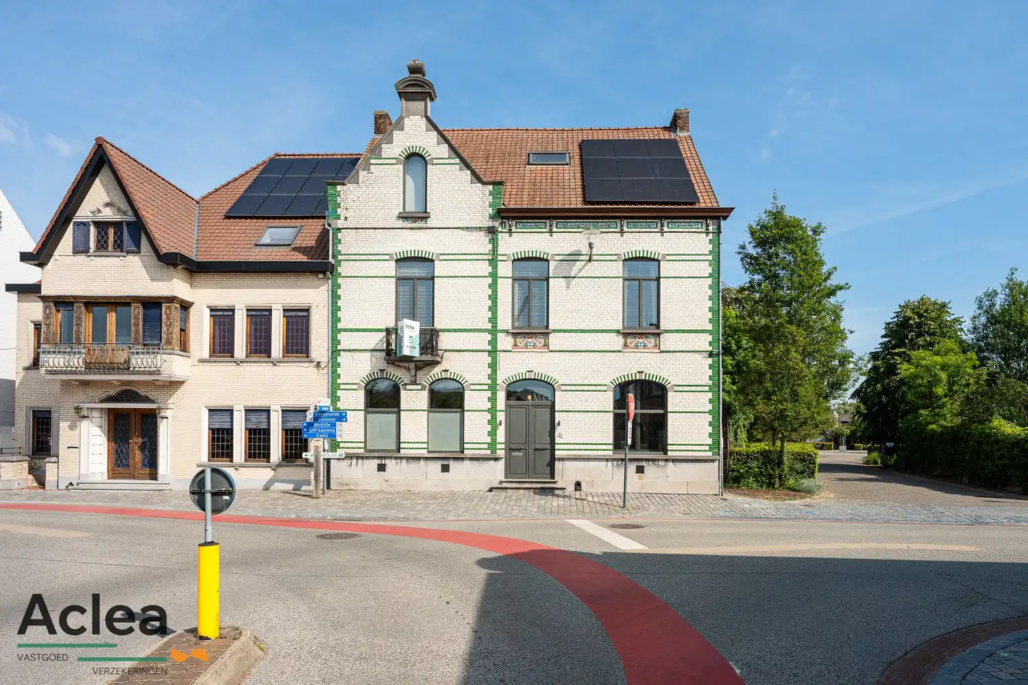 Statige herenwoning met authentieke grandeur aan het Plein in Kaprijke foto {{pictureIndex}}
