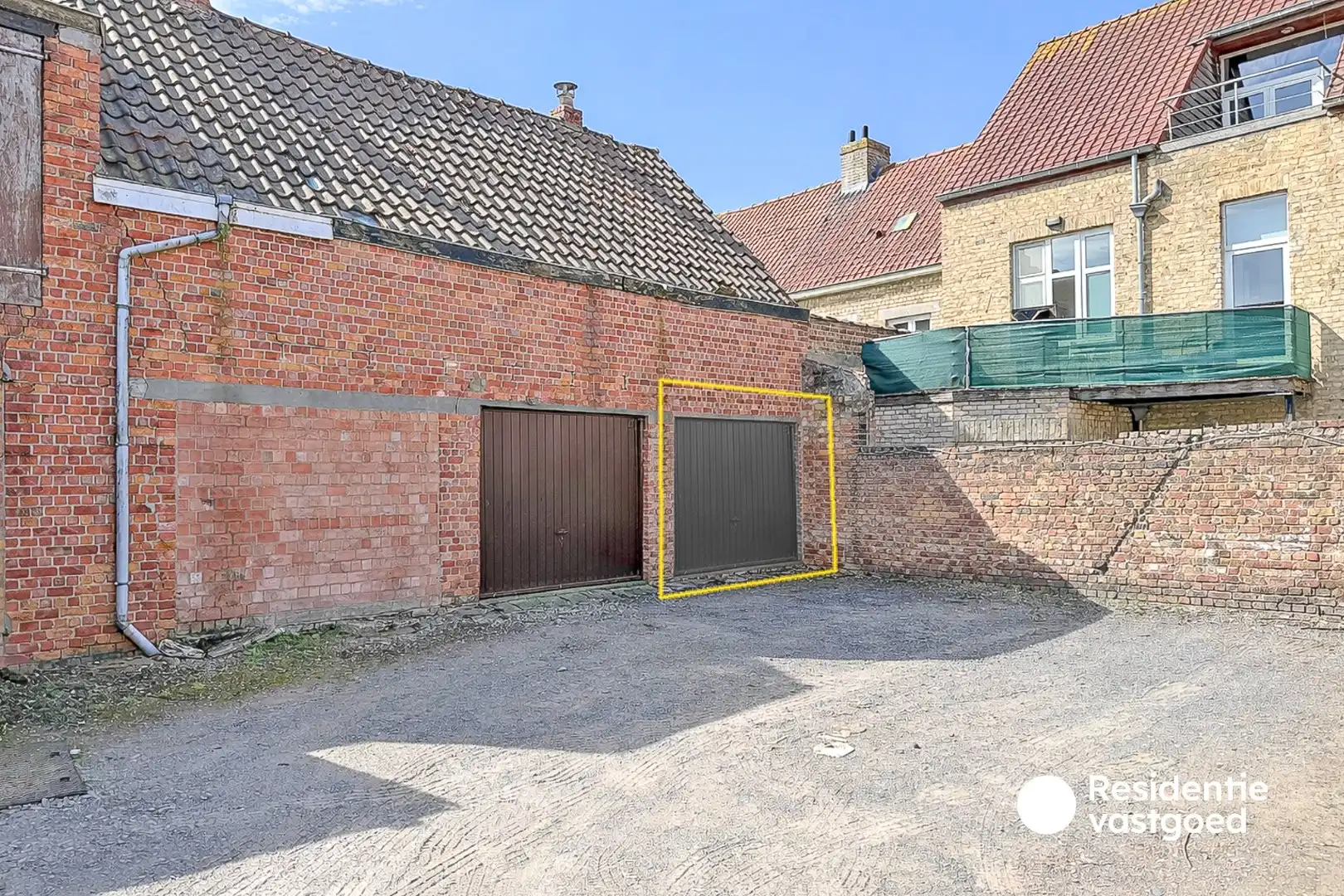 Afgesloten garage in centrum Diksmuide! foto {{pictureIndex}}