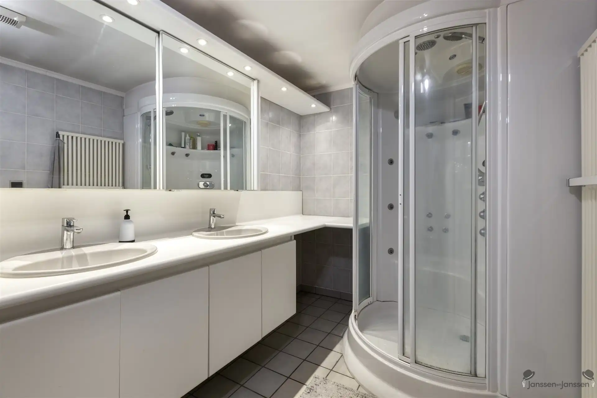 Ruime, goed onderhouden woning met prachtige tuin in Geel foto 14