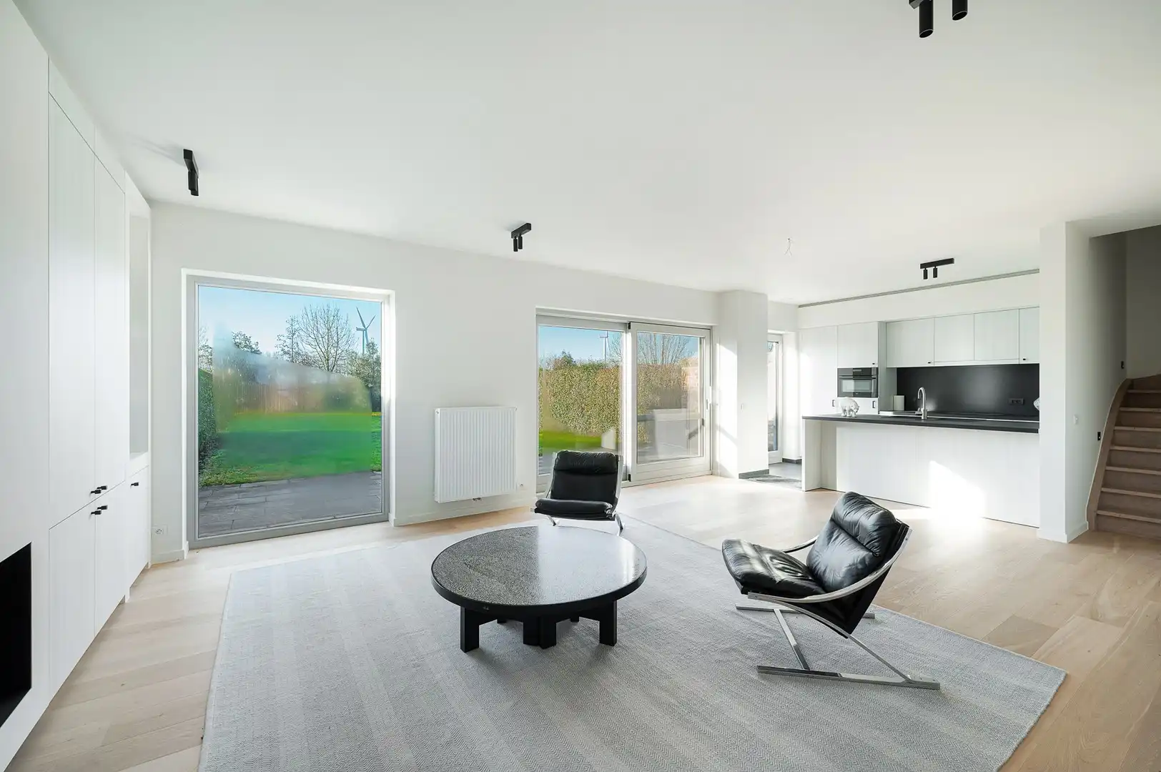 Ruime woning met vier slaapkamers en een grote tuin, gelegen in een rustige en aangename omgeving. foto 2