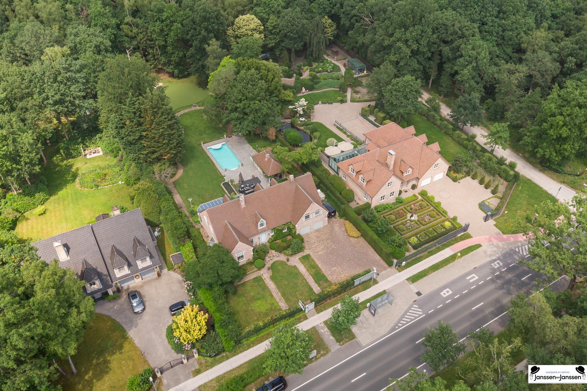 Exclusieve villa met zwembad en golfterrein foto 2