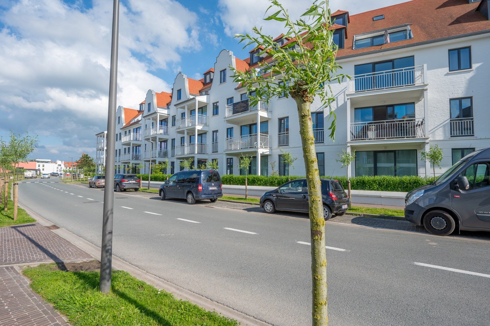 Ruime gesloten garagebox centraal gelegen te Duinenwater foto {{pictureIndex}}