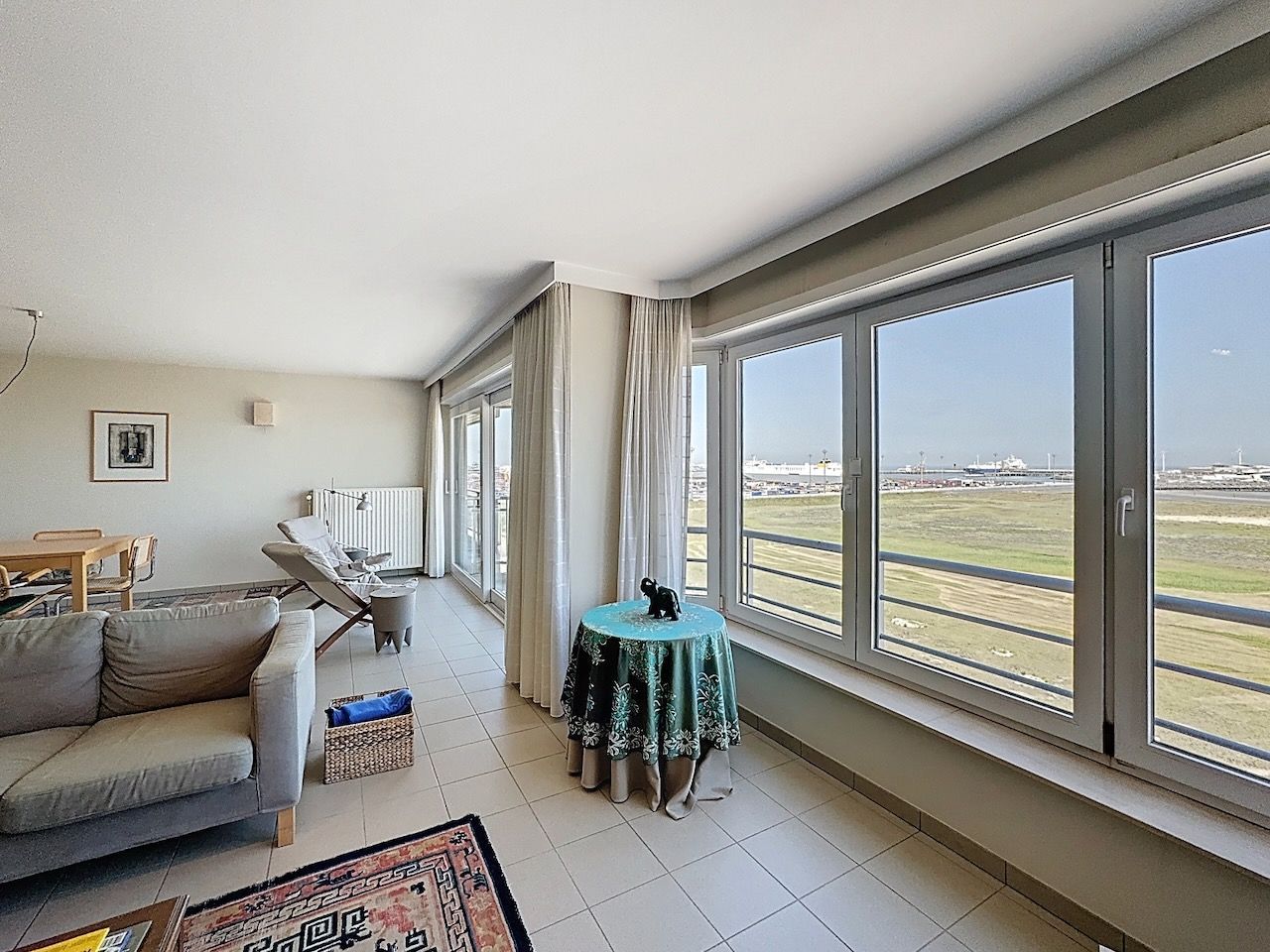 Buitengewoon ruim appartement met frontaal zeezicht en een woonkamer van maar liefst 8,12 m breed! foto 8