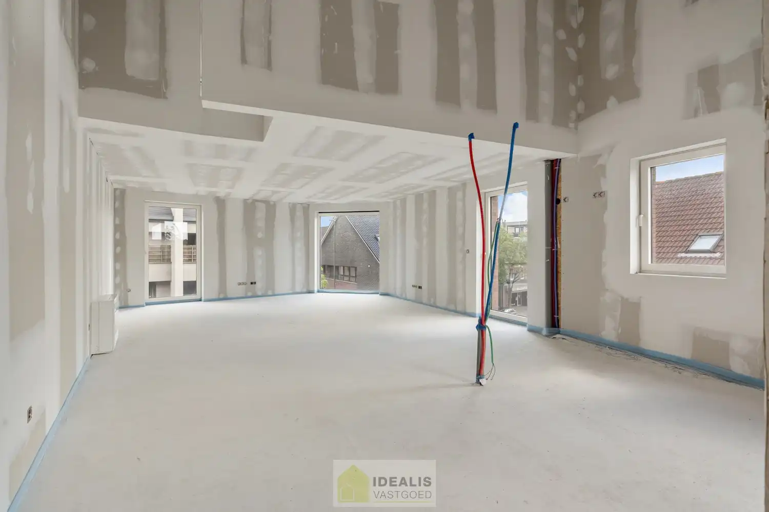 IDEALIS VASTGOED - PRACHTIGE CASCO+ PENTHOUSE MET EEN HEERLIJK LICHTRIJKE WOONKAMER MET OPEN KEUKEN EN AANSLUITEND ZEER RUIM TERRAS, 2 SLAAPKAMERS, BADKAMER, BERGPLAATS EN KELDERBERGING OP EEN GEGEERDE LOCATIE IN HET CENTRUM VAN PEER! Een aangename penthouse met een netto bewoonbare oppervlakte van +-102m² met veel lichtinval en grote glaspartijen en een ruim terras van maar liefst +- 22m², met apart kelderberging en fietsenstalling op een gegeerde locatie! Deze casco+ penthouse biedt op de 2de  verdieping een heerlijk ruime woonkamer met open keuken, een ruime inkom, een toilet, een bergplaats en toegang tot het ruim terras. Op de 3de  verdieping beschikt het penthouse over 2 slaapkamers en een badkamer. Een penthouse met vele troeven dus, nl. casco+ en nog volledig naar eigen smaak af te werken, een fijne locatie, veel lichtinval en ruime glaspartijen, zeer ruime leefruimte met open keuken, 2 slaapkamers, laag energieverbruik,… foto 6