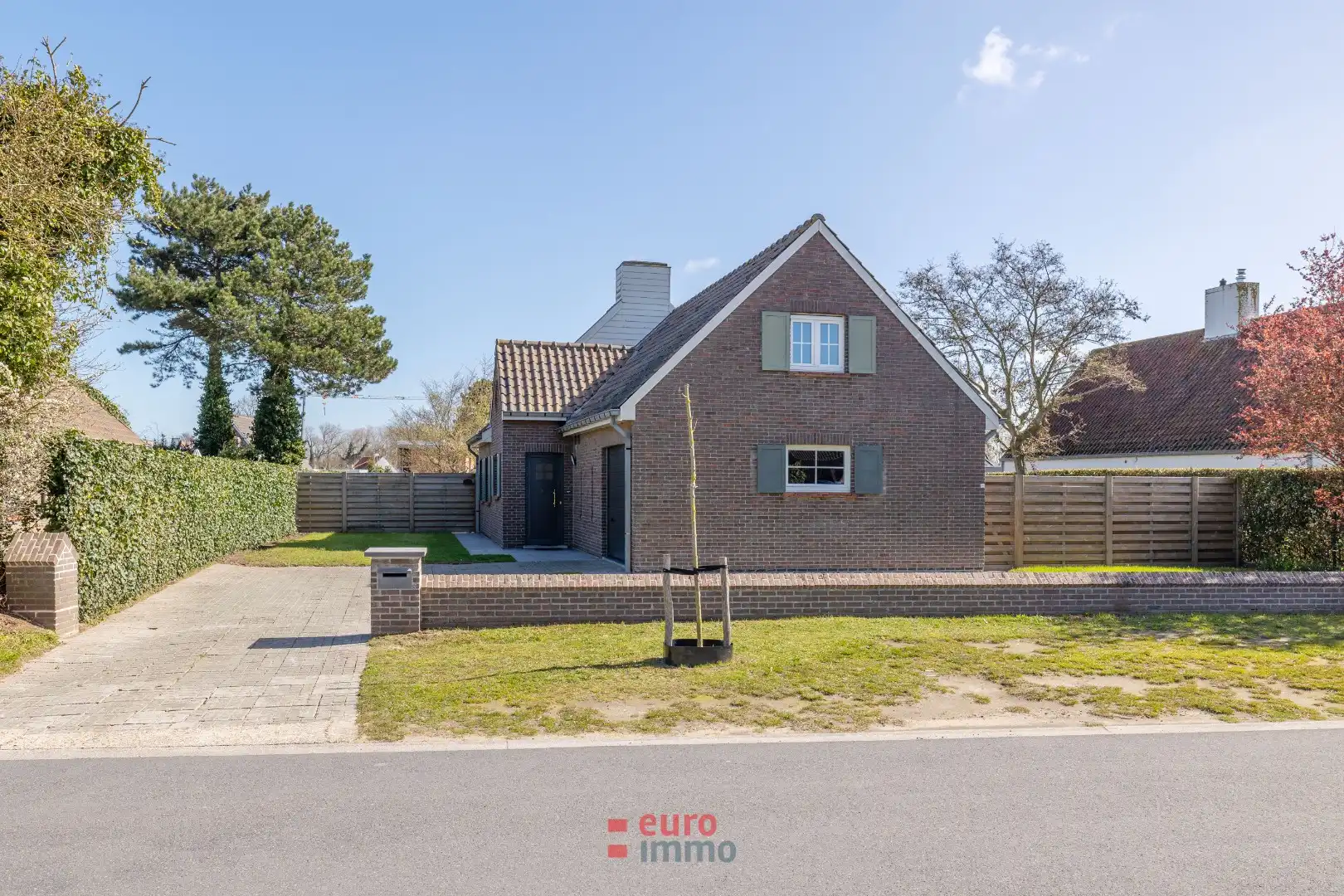 Hoofdfoto van de publicatie: Alleenstaande villa op unieke ligging aan de duinen van Oostduinkerke