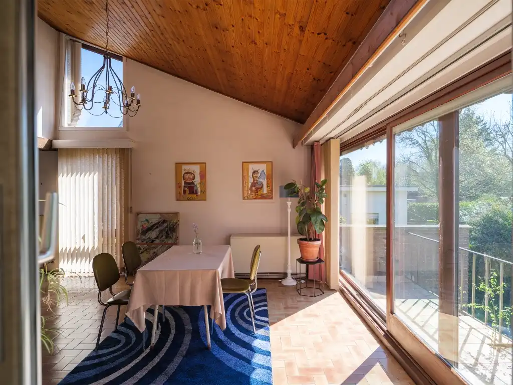 Mid-century modern villa met vier slaapkamers, verdeeld over drie niveaus, gelegen op een groen perceel in Lievegem. foto 3