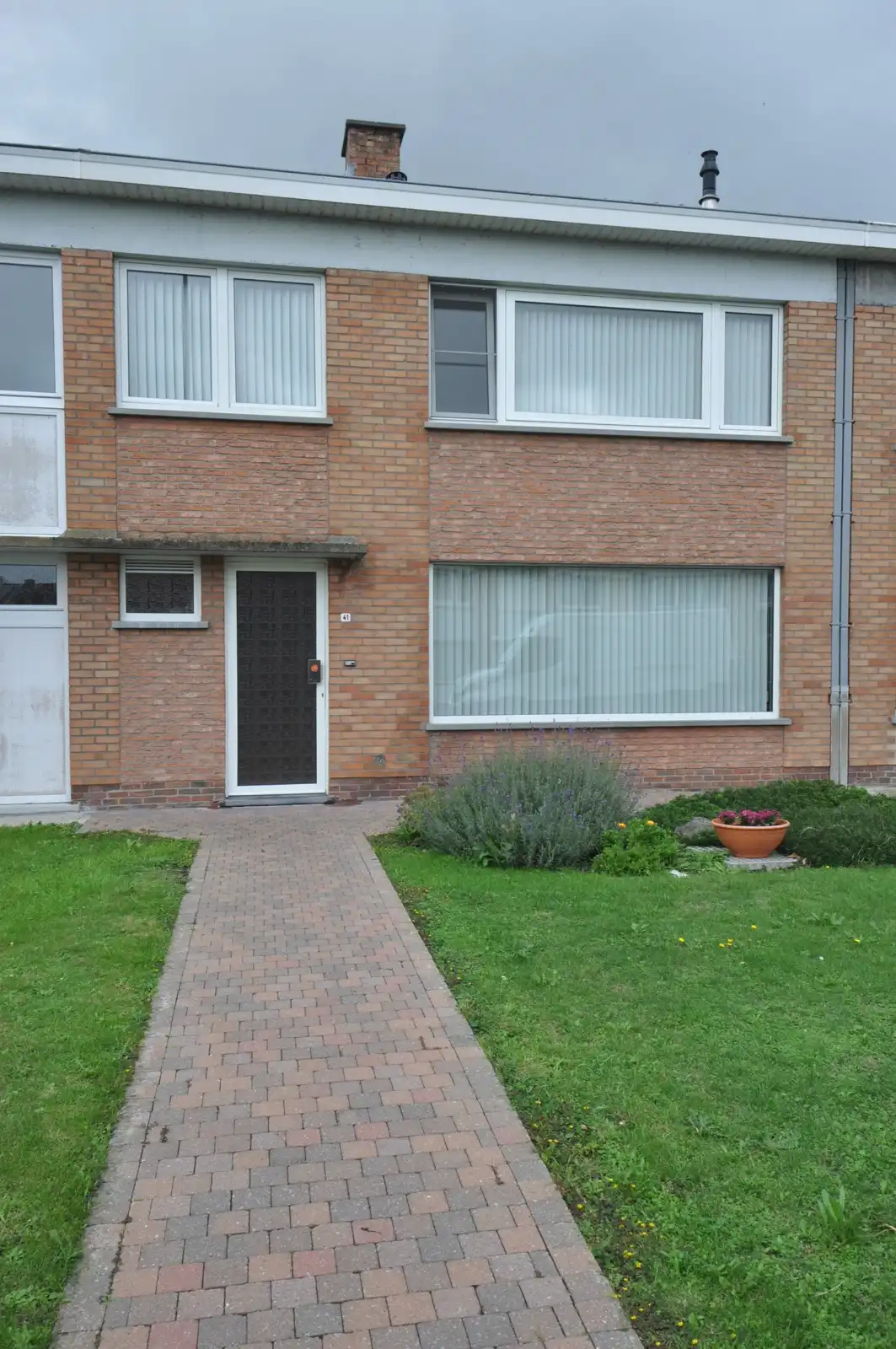 Verzorgde rijwoning te Zandvoorde foto {{pictureIndex}}