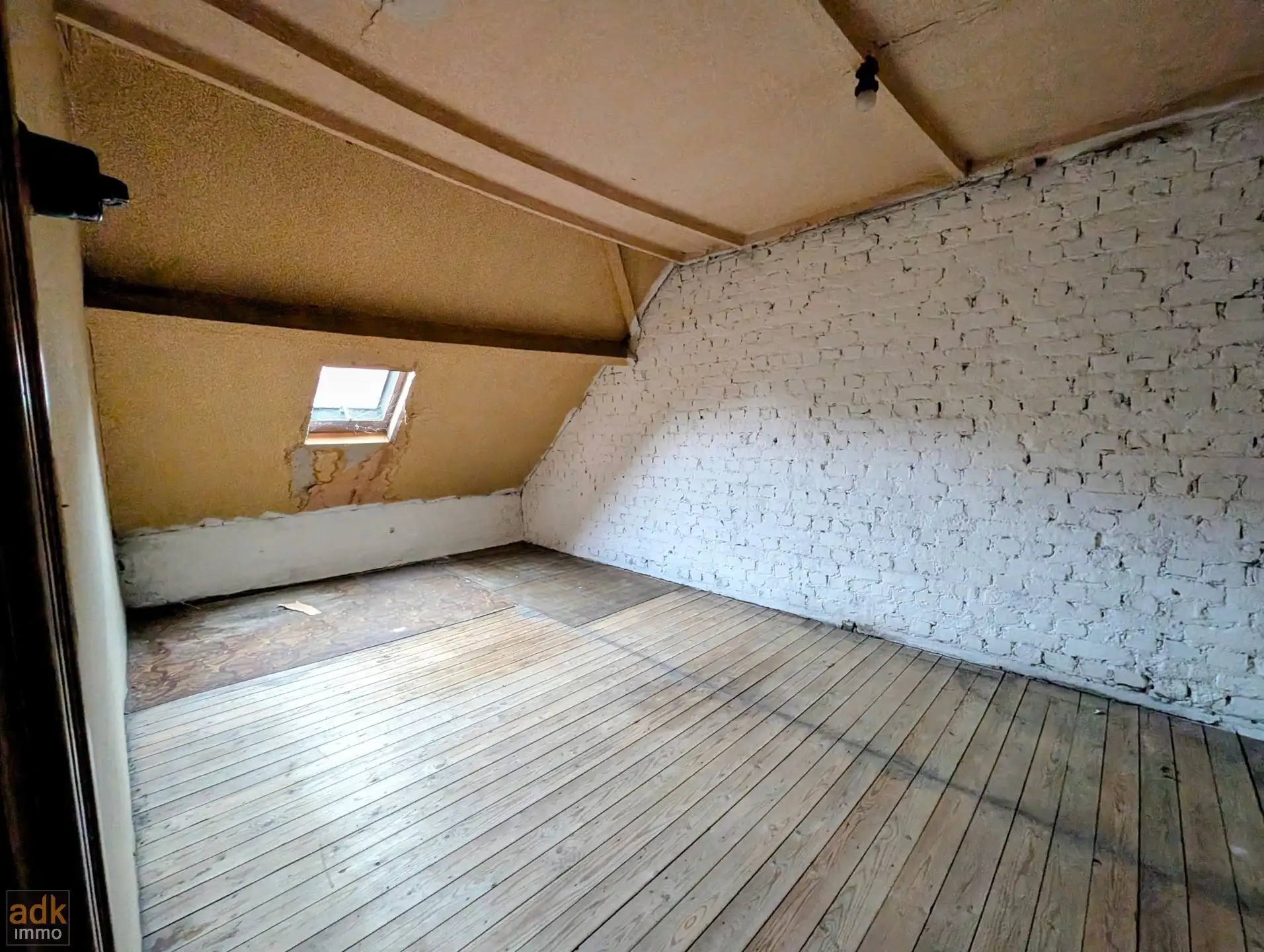 Ruime te renoveren woning met 4 slaapkamers, tuin en garage in Adinkerke te koop. foto 13