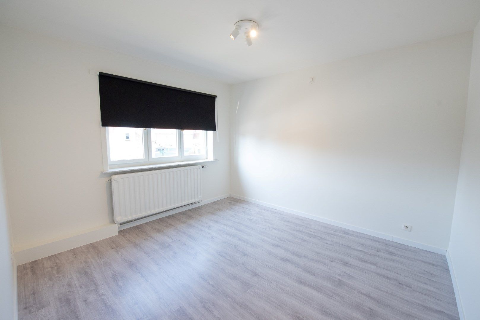 Gerenoveerde woning in rustige woonwijk TE HUUR in Waregem! foto 8