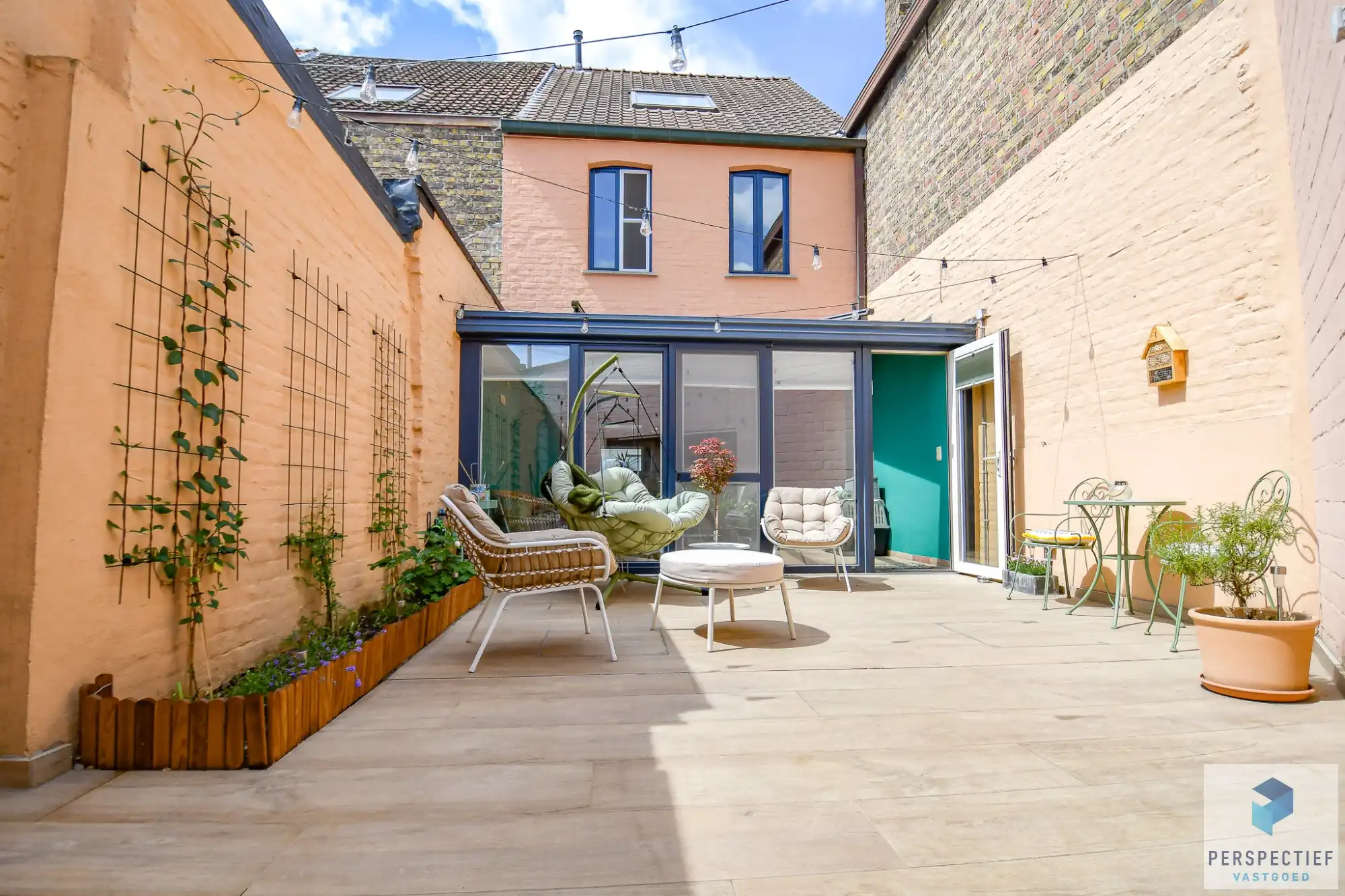 Mooie ruime instapklare woning met grote stadskoer foto 2
