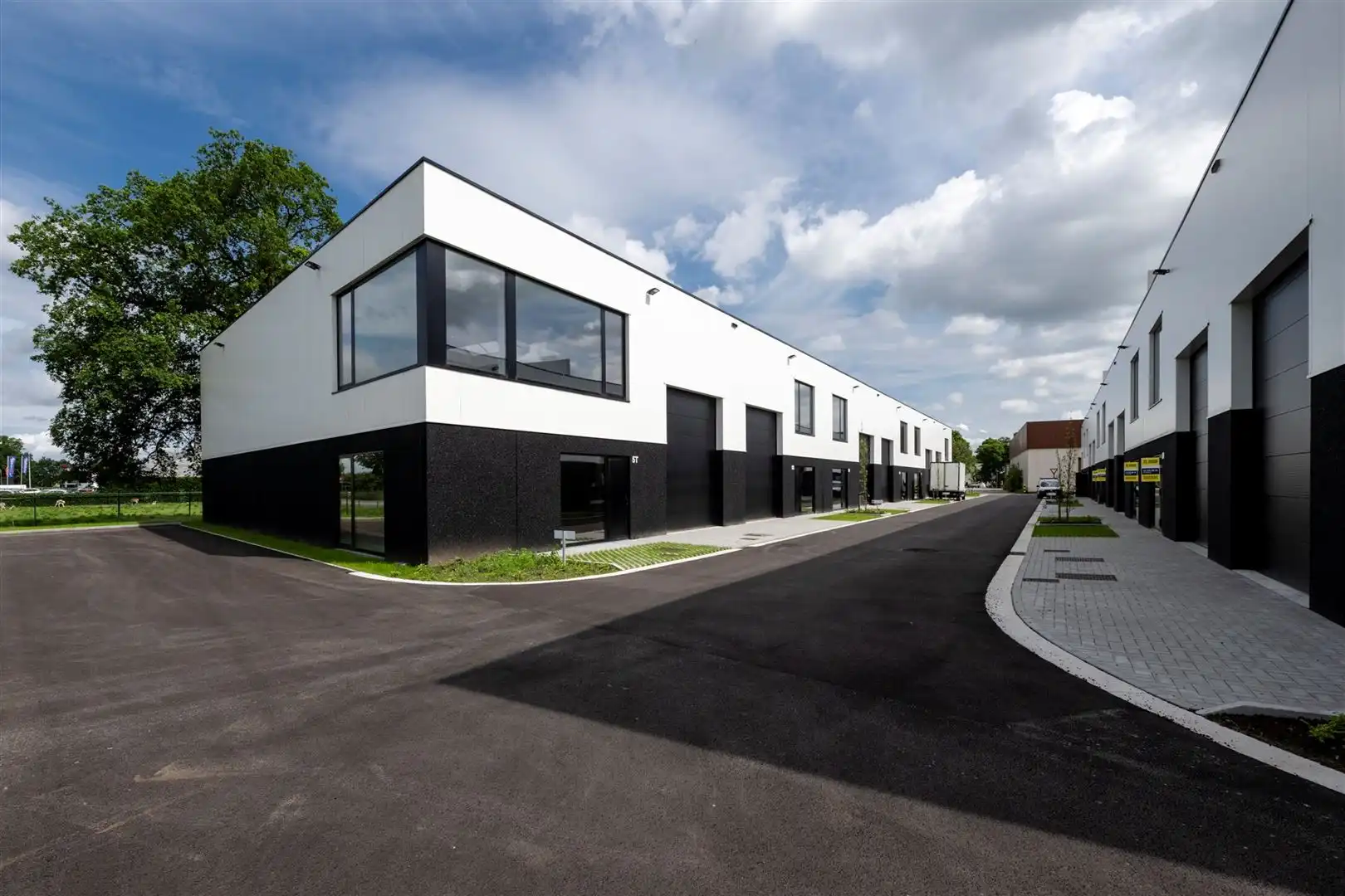 Bedrijvenpark Nieuwmoer: nieuwbouw KMO units met zichtlocatie foto {{pictureIndex}}