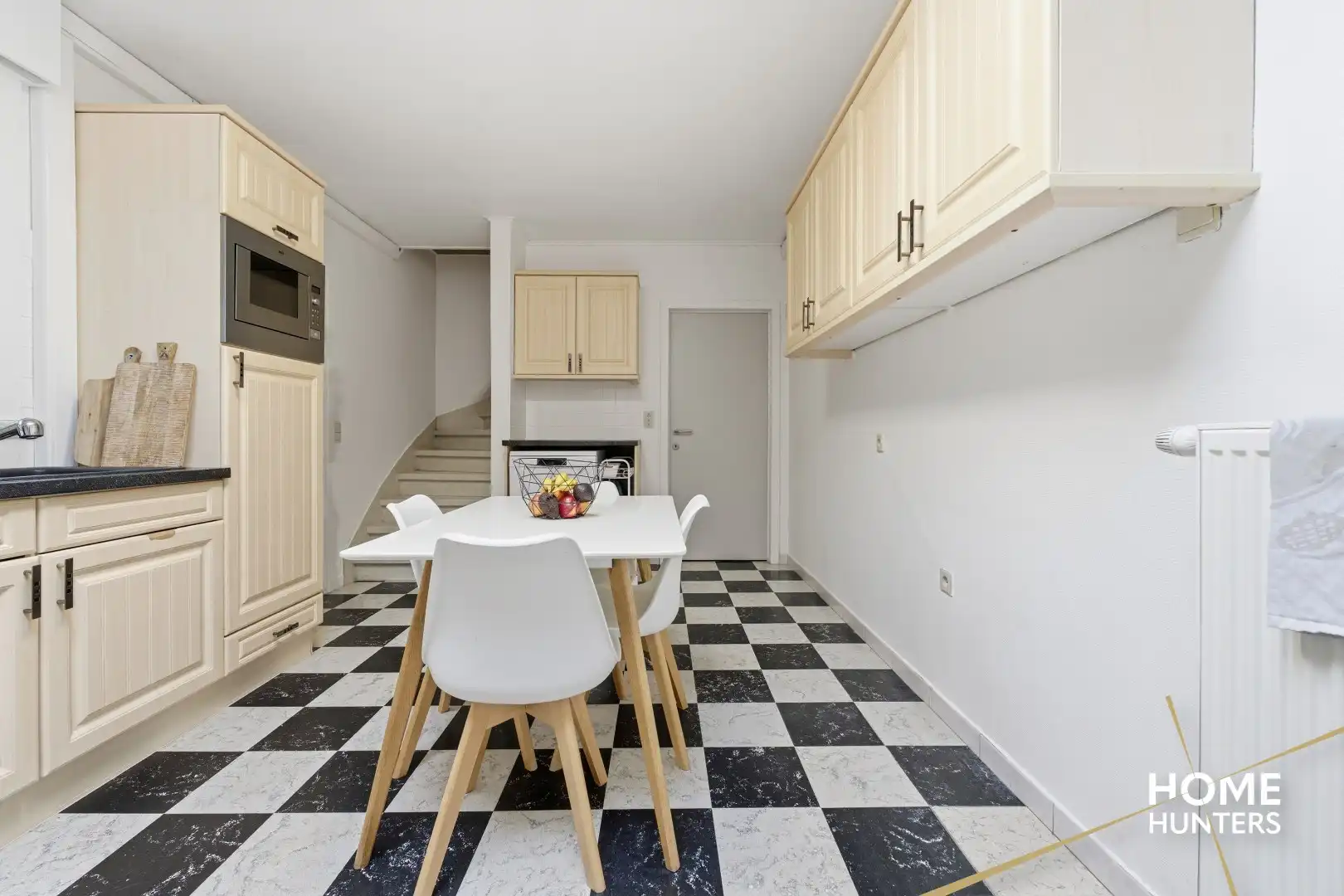 Verrassend ruime woning op een rustige ligging in Ieper met 5 slaapkamers en een oprit foto 15