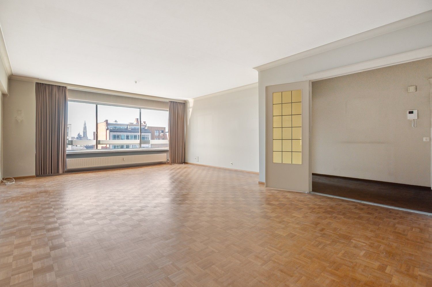 Te renoveren 3 slaapkamer appartement met prachtig uitzicht op de kathedraal in het centrum van Antwerpen! foto 2