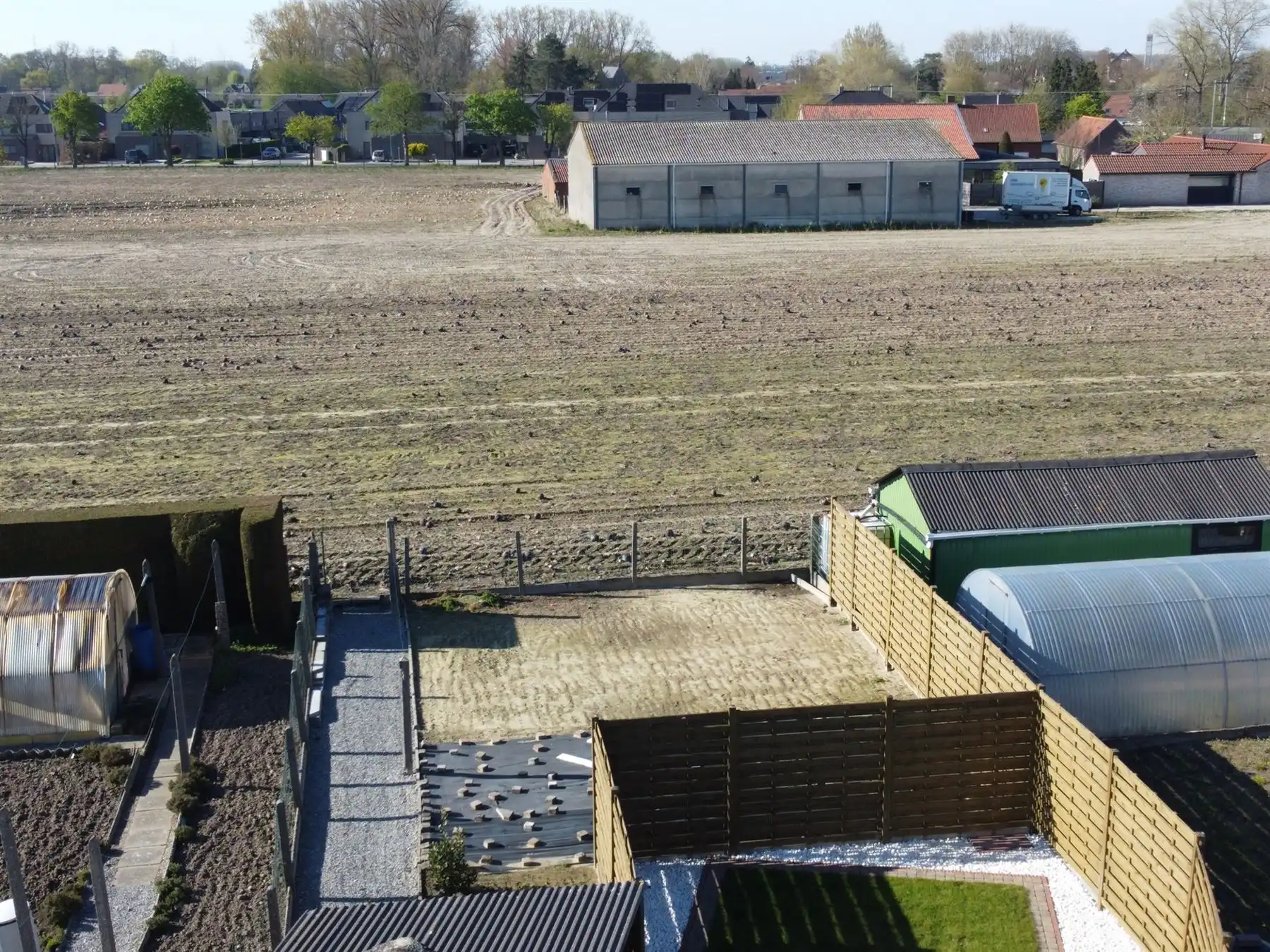 Rustig wonen in een doodlopende straat, met open zicht en een ruime tuin foto 4