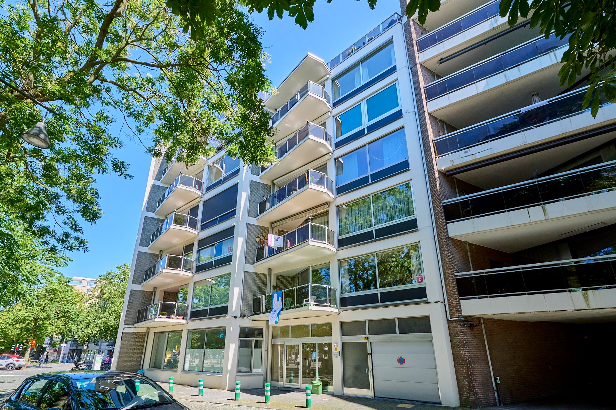 Drie-slaapkamer appartement op de kleine ring mét staanplaats foto 1