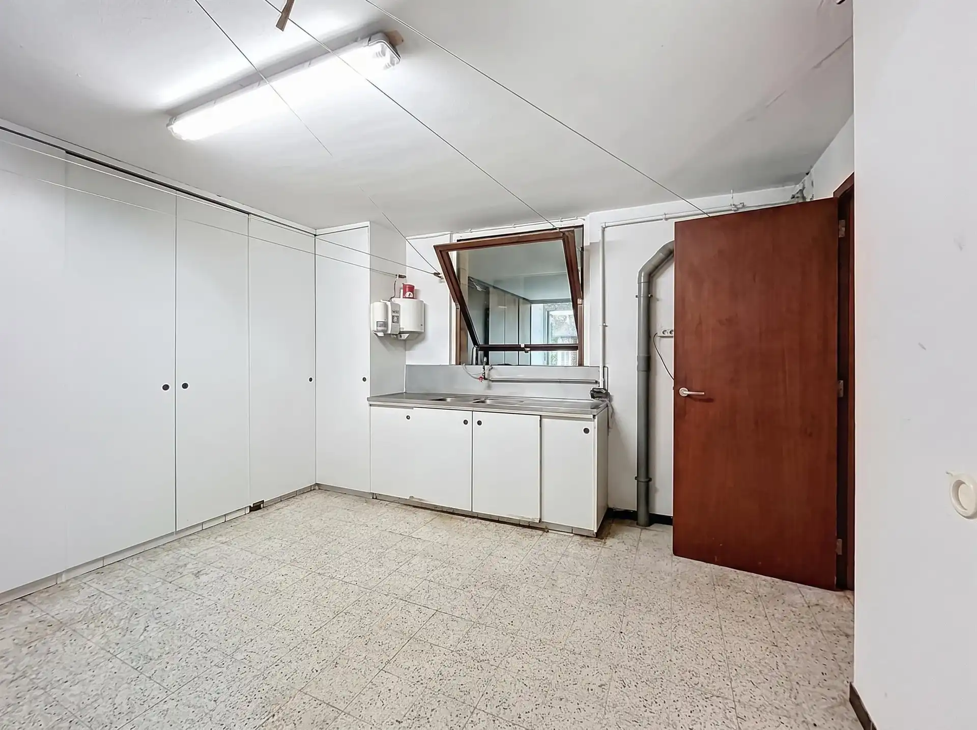 Ruime woning met 4 slaapkamers en garage gelegen in gunstige omgeving te Zwijndrecht! foto 16