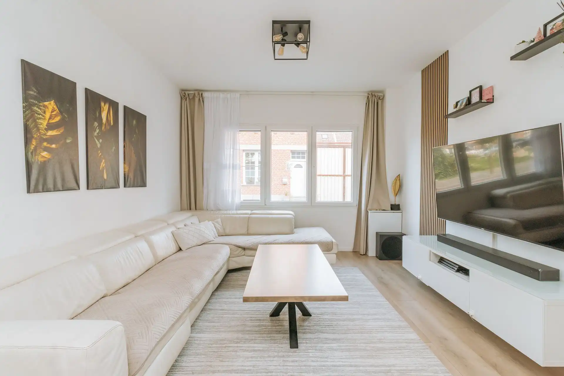 Ruime woning met 3 slpk, 2 parkeerplaatsen en buitenruimte foto 2