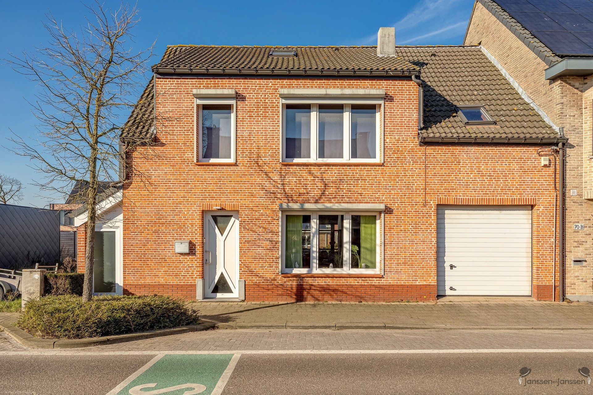 Ruime woning met bijgebouw op een perceel van 497m². foto {{pictureIndex}}
