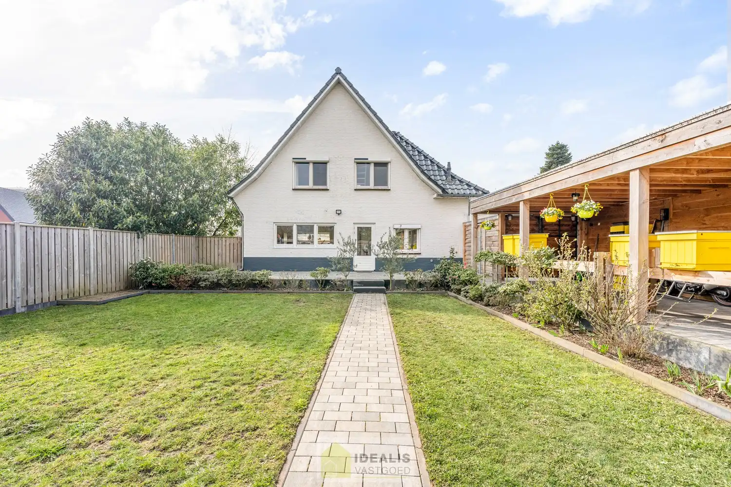 Recent gerenoveerde en perfect onderhouden eengezinswoning met lichtrijke leefruimte, praktisch uitgeruste keuken, 3 slaapkamers, knappe badkamer en knap bijgebouw! foto 42