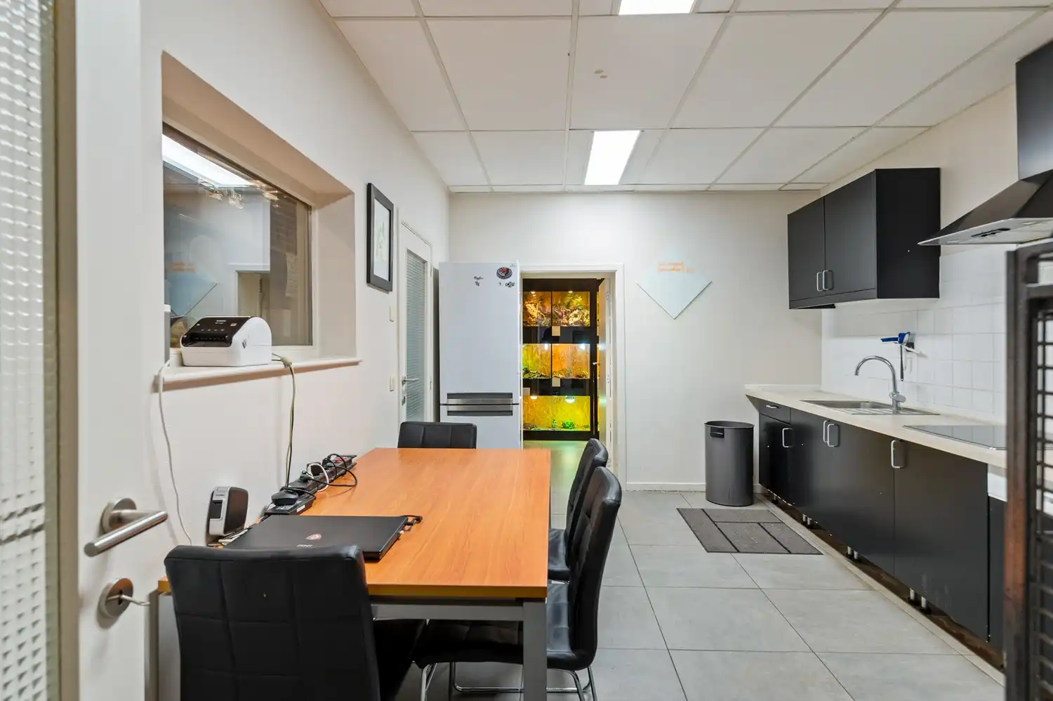 Ruim handelsgelijkvloers (208 m²) met brede etalage en buitenruimte (72 m²) in Kontich foto 13