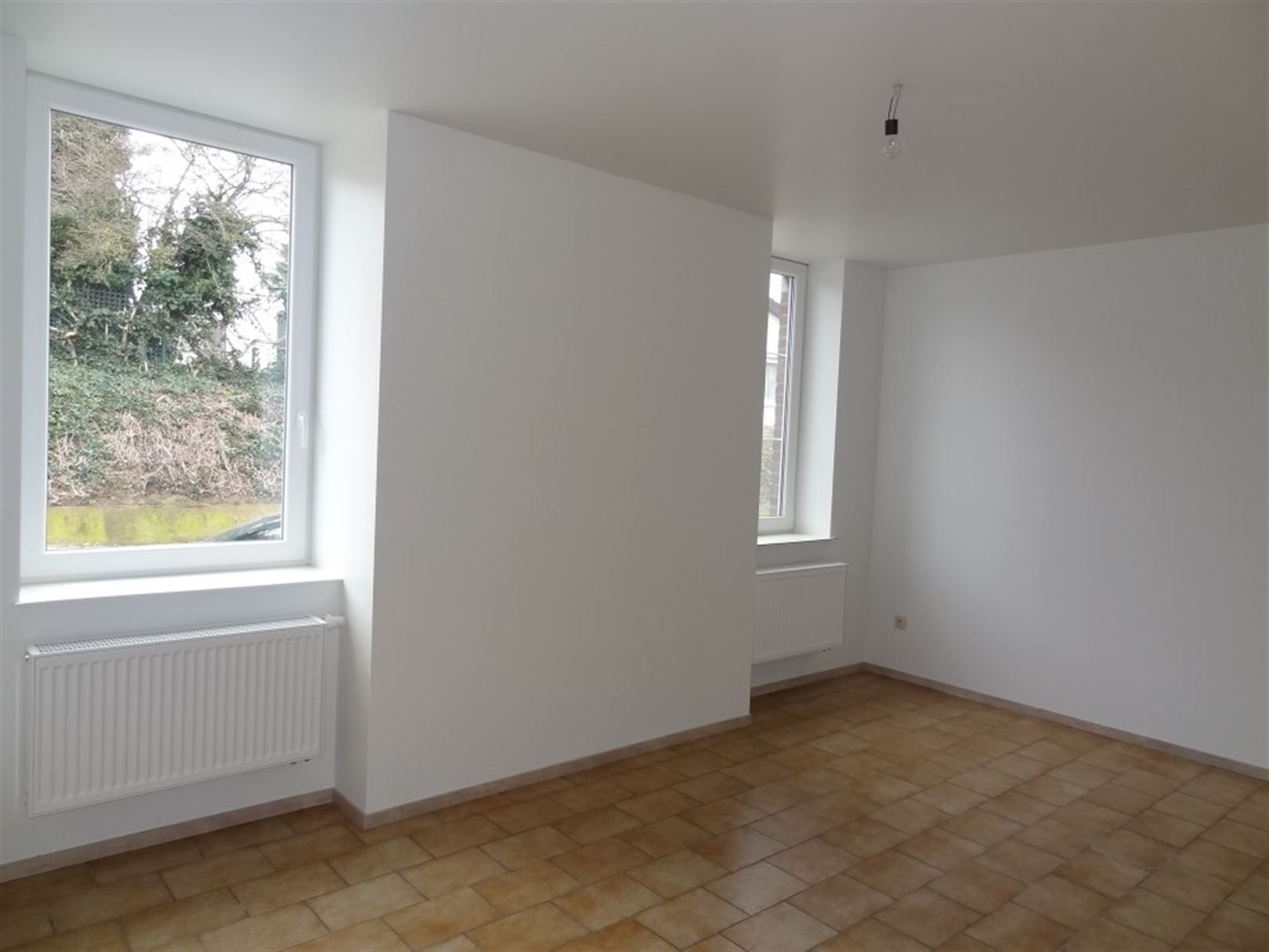 Gerenoveerde woning met 2 slaapkamers, garage en tuin. foto 2