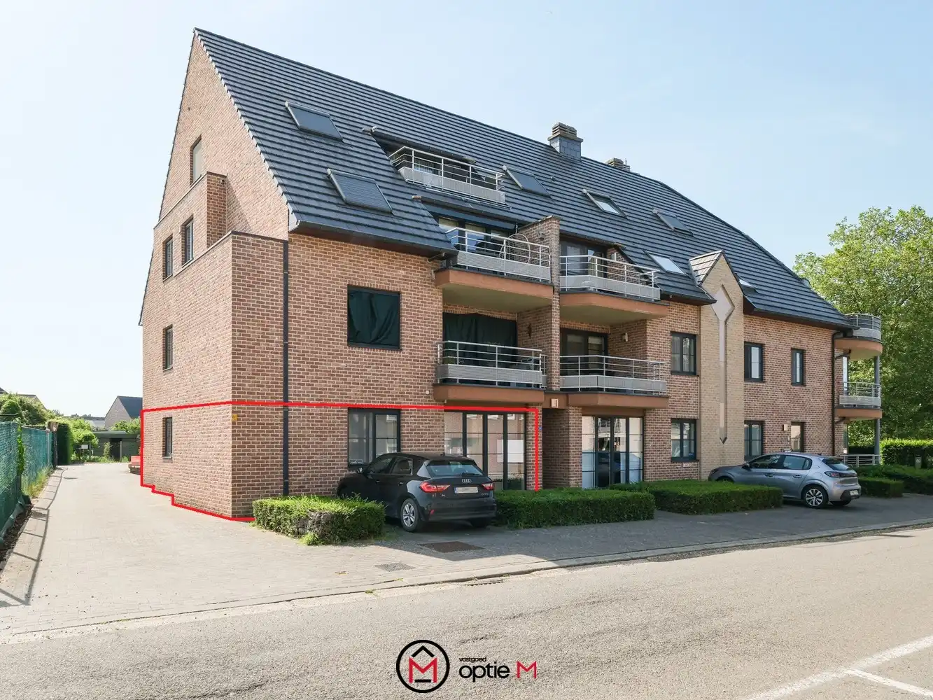 Gelijkvloers appartement te koop in Bilzen – Ruim wonen met terras, carport en kelderberging foto {{pictureIndex}}