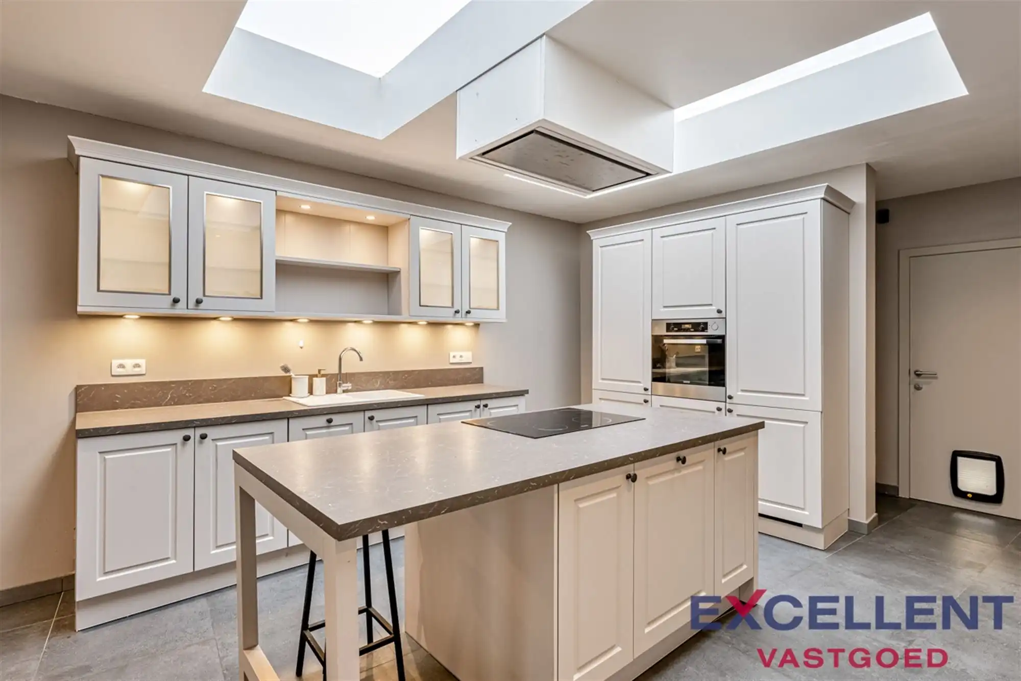 INSTAPKLARE WONING MET STADSTUIN TE RONSE foto {{pictureIndex}}