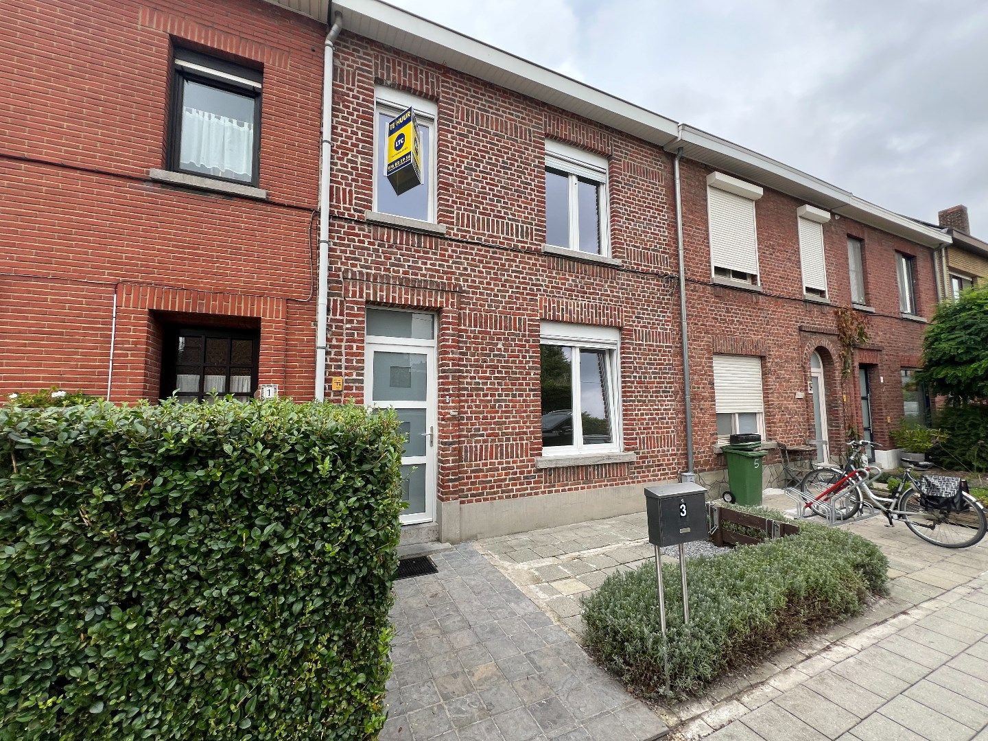 Instapklare ruime rijwoning met 3 à 4 slpks, terras en tuin foto 1