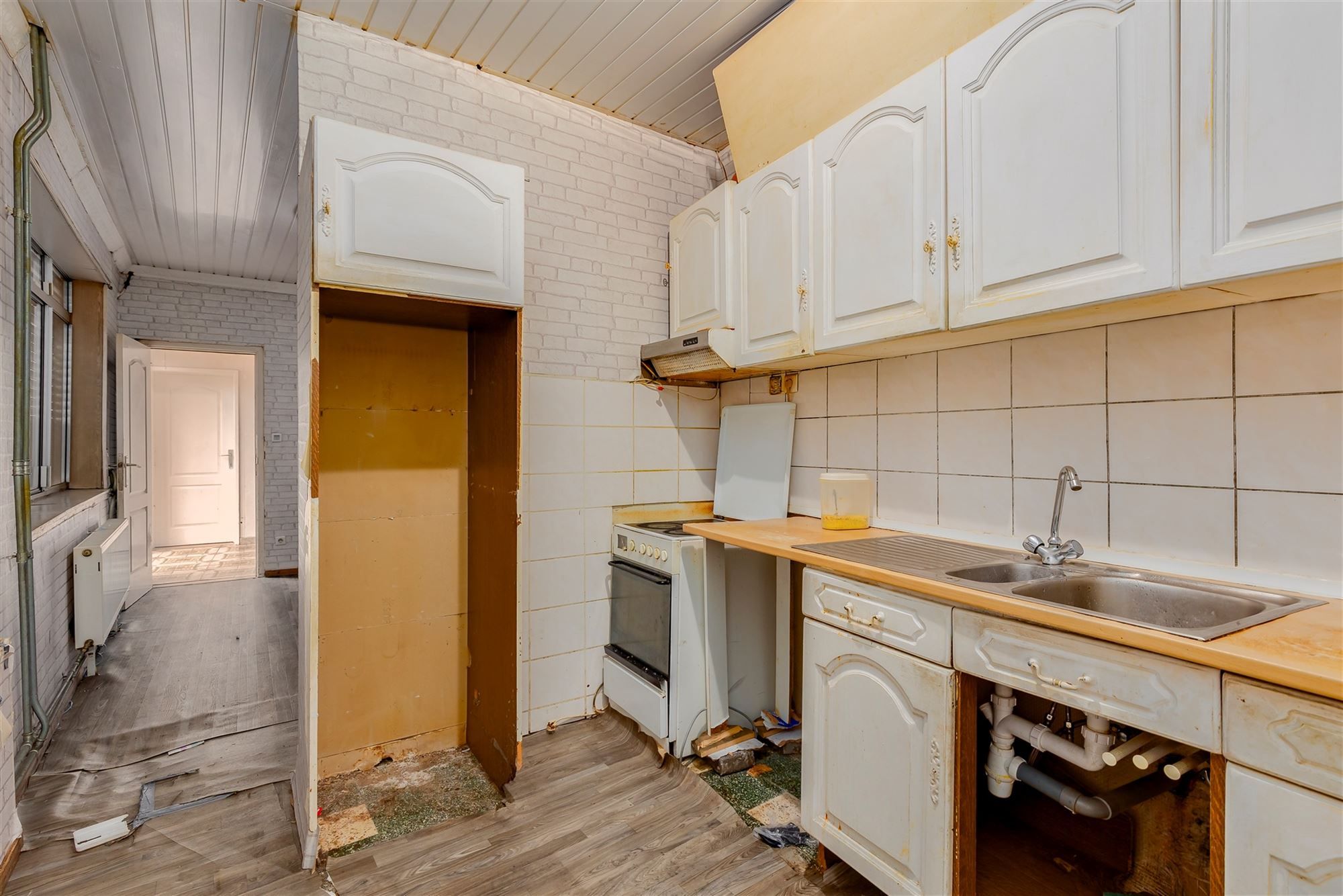 Te renoveren woning 2 slpk met garage foto 9