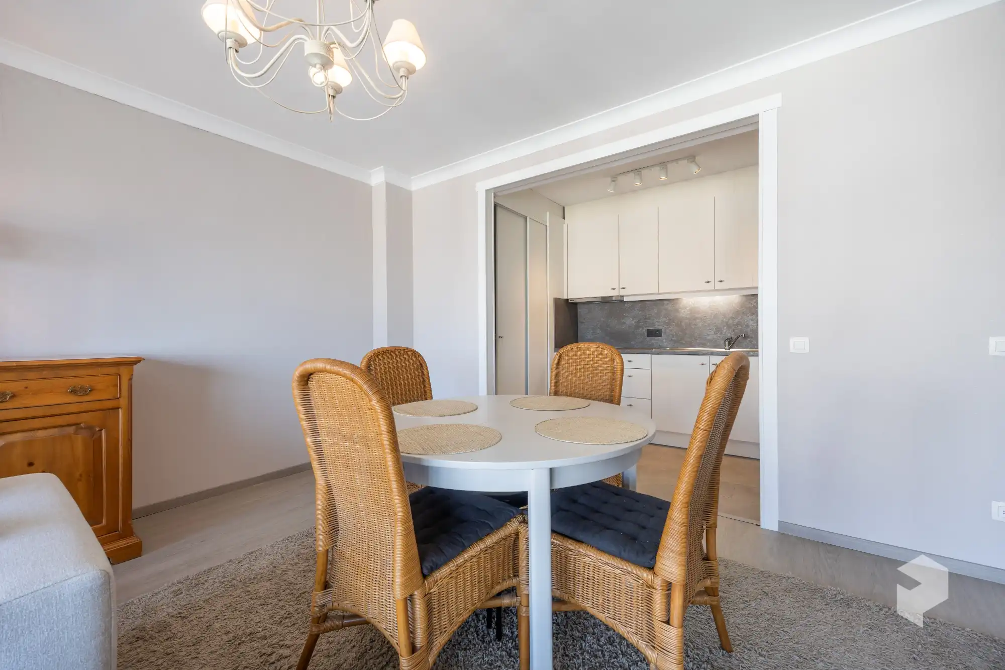 Goed gelegen ruim vernieuwd 2 slaapkamer appartement met terras en grote berging. foto 13