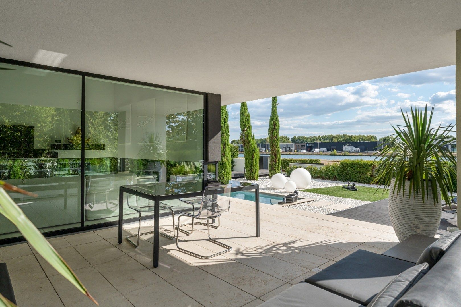 Unieke designvilla met zwembad en panoramisch uitzicht op het Albertkanaal foto 2