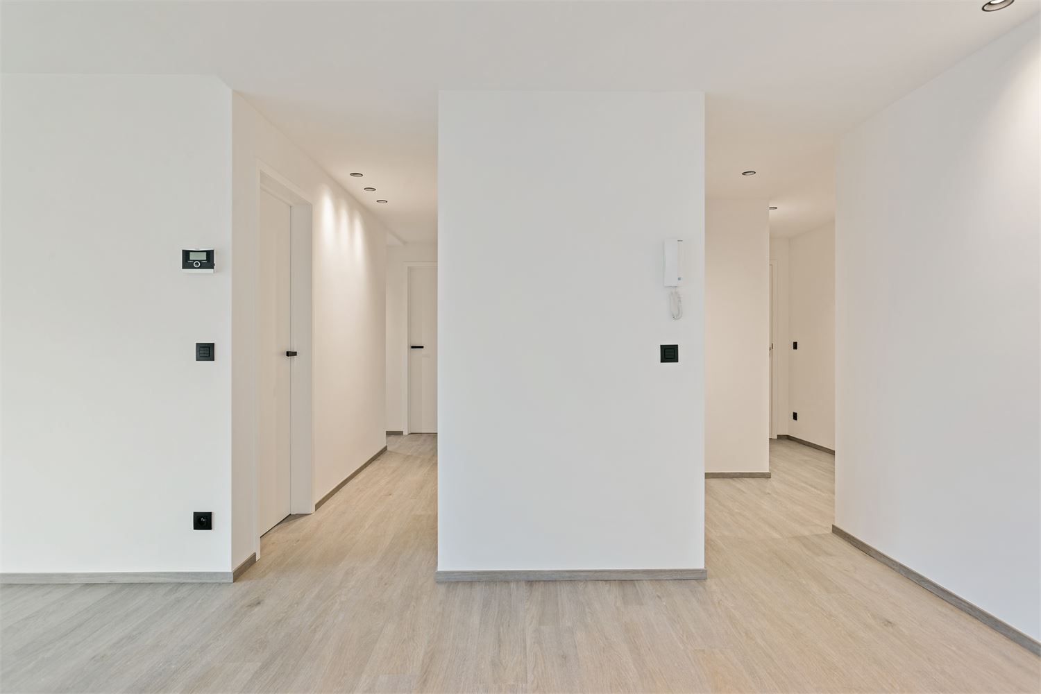 LUXUEUS APPARTEMENT MET 2 SLPKS TE DIEST! foto 5