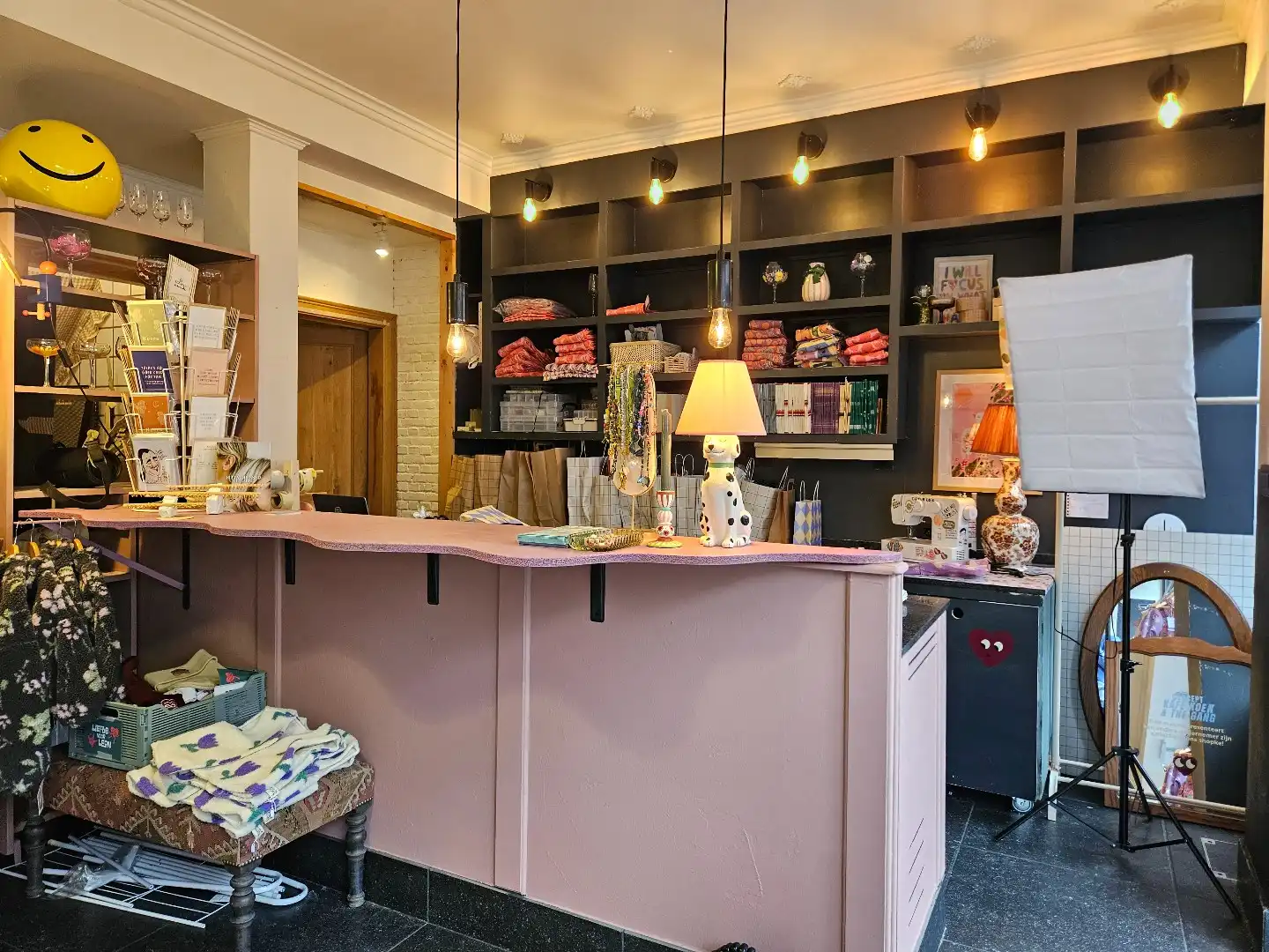 Handelspand van 135 m² met diverse mogelijkheden in het centrum van Mol! foto 2