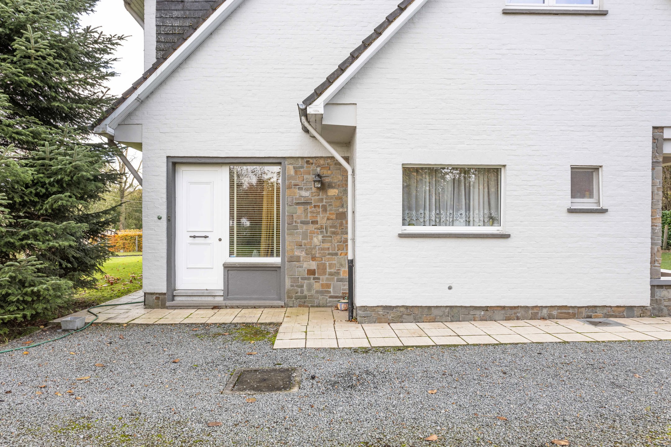 Te renoveren HOB met tuin en parkeergelegenheid in het groen foto 3