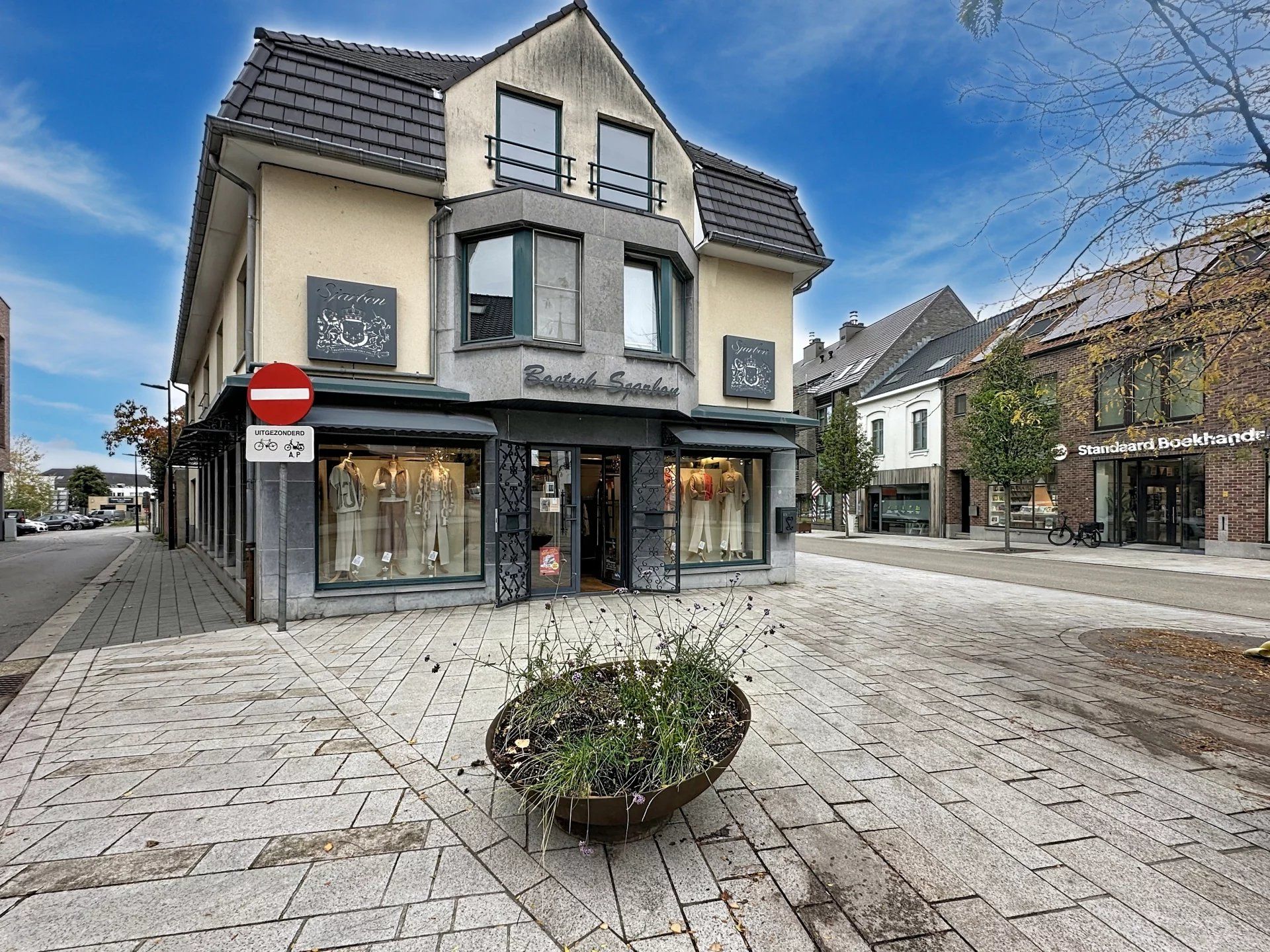 Ruim handelspand met kantoor en keuken op toplocatie. foto 14