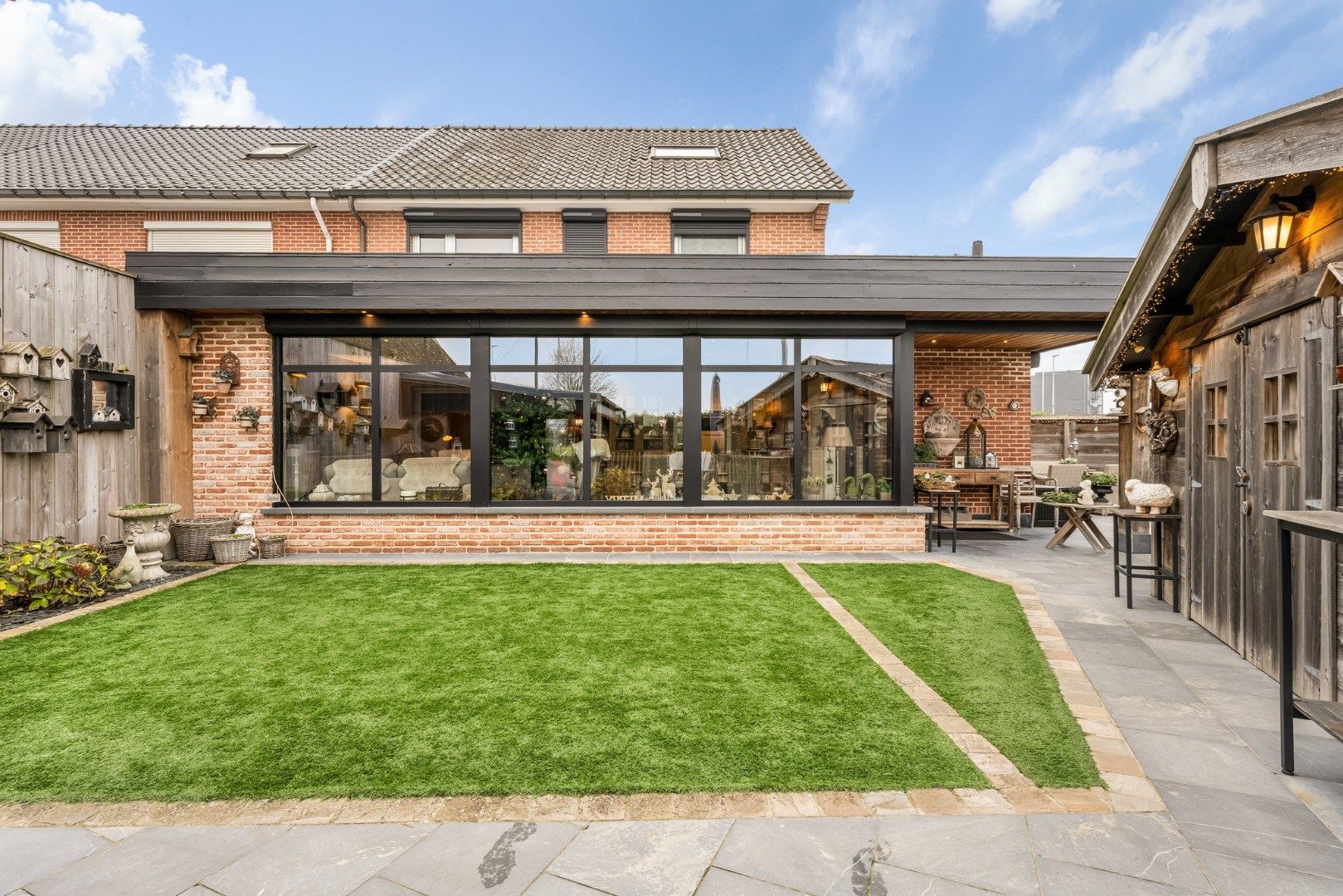 Luxueus vernieuwde 3-gevel woning op toplocatie. foto {{pictureIndex}}