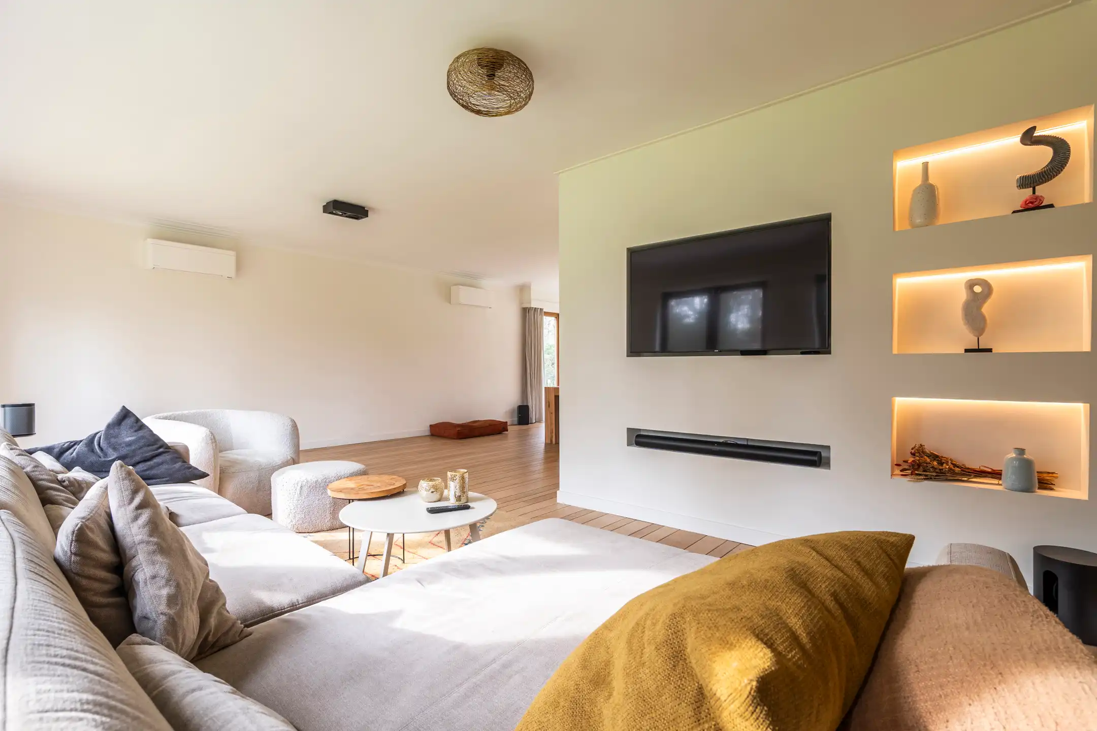 Ruime, recent gerenoveerde villa met 5 slpks op 2.430 m² foto 4