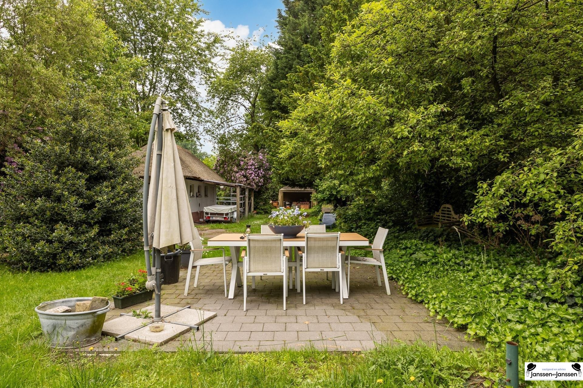 Klassieke, charmante vrijstaande villa, rustig gelegen in het geliefde Vriesdonk op ca. 1266m² foto 32
