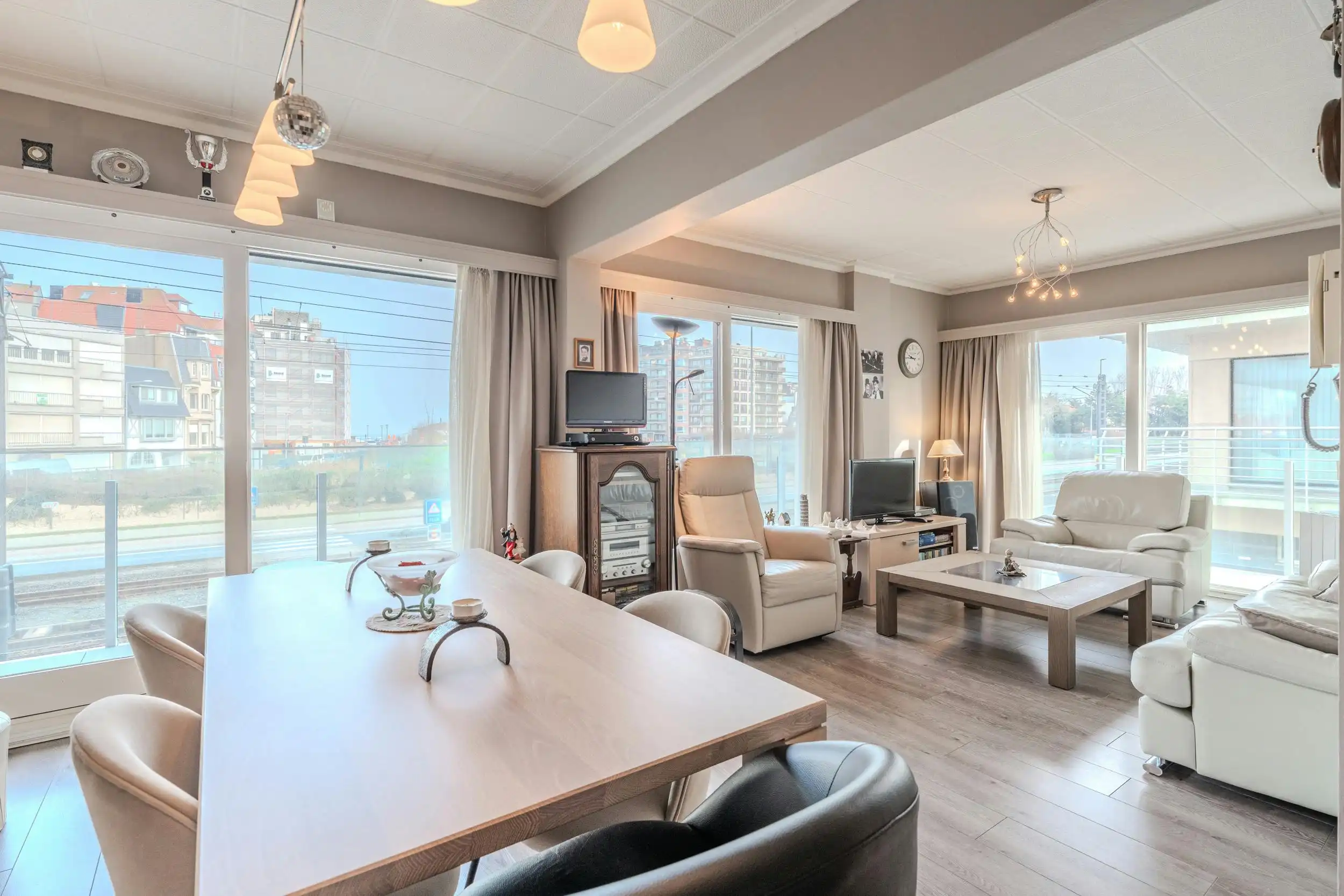 Lichtrijk hoekappartement met terrassen vlakbij Zeedijk! foto {{pictureIndex}}