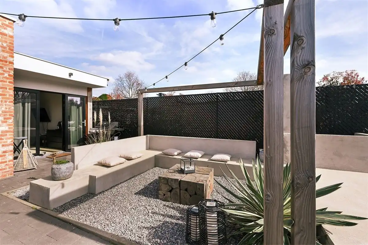 Geheel gerenoveerde woning met leuke tuin en grote garage foto 7