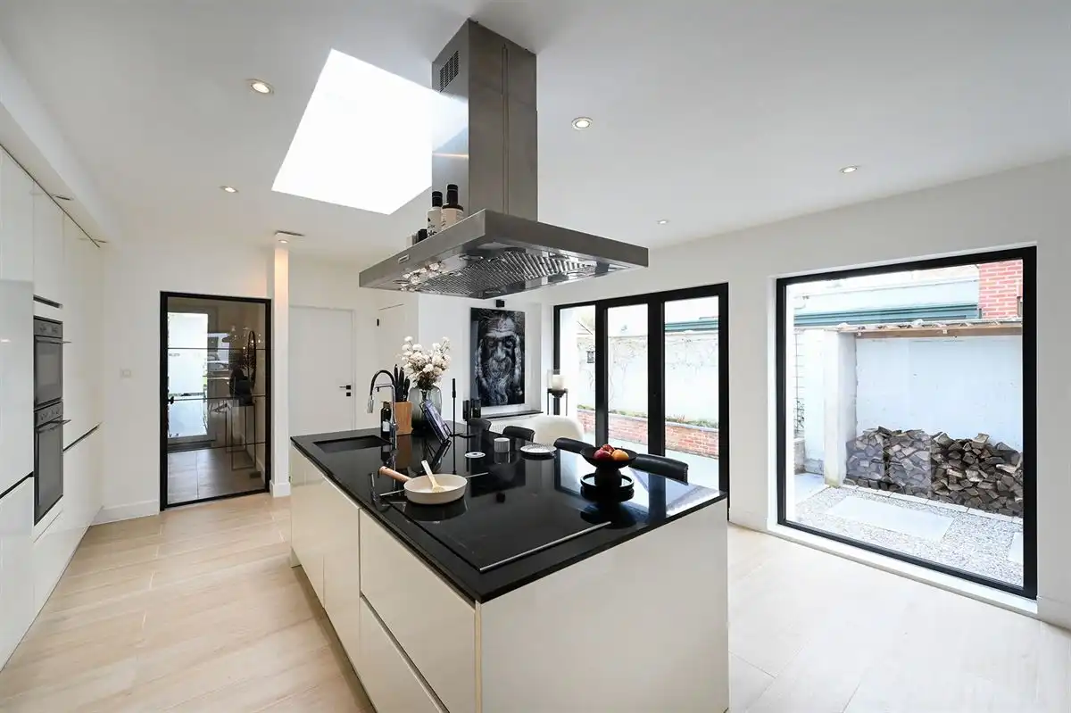 Geheel gerenoveerde woning met leuke tuin en grote garage foto 7