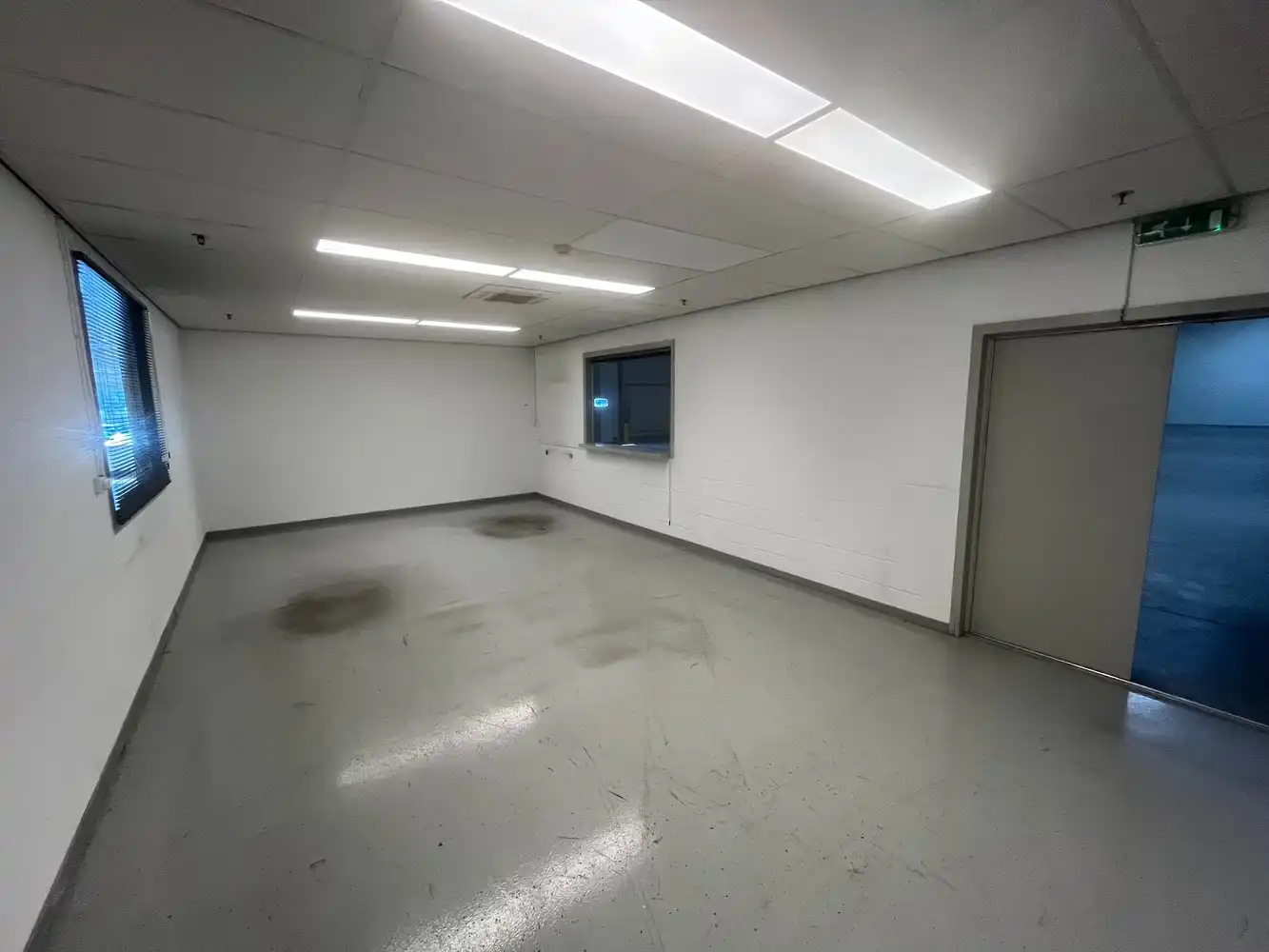 12.205m² logistiek magazijn met kantoren foto 14