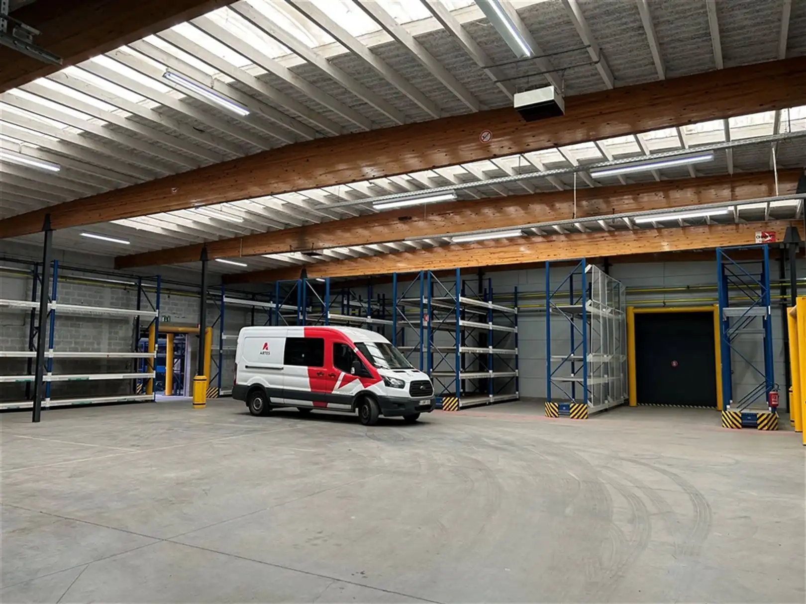 Magazijnen nabij E40, foto 12