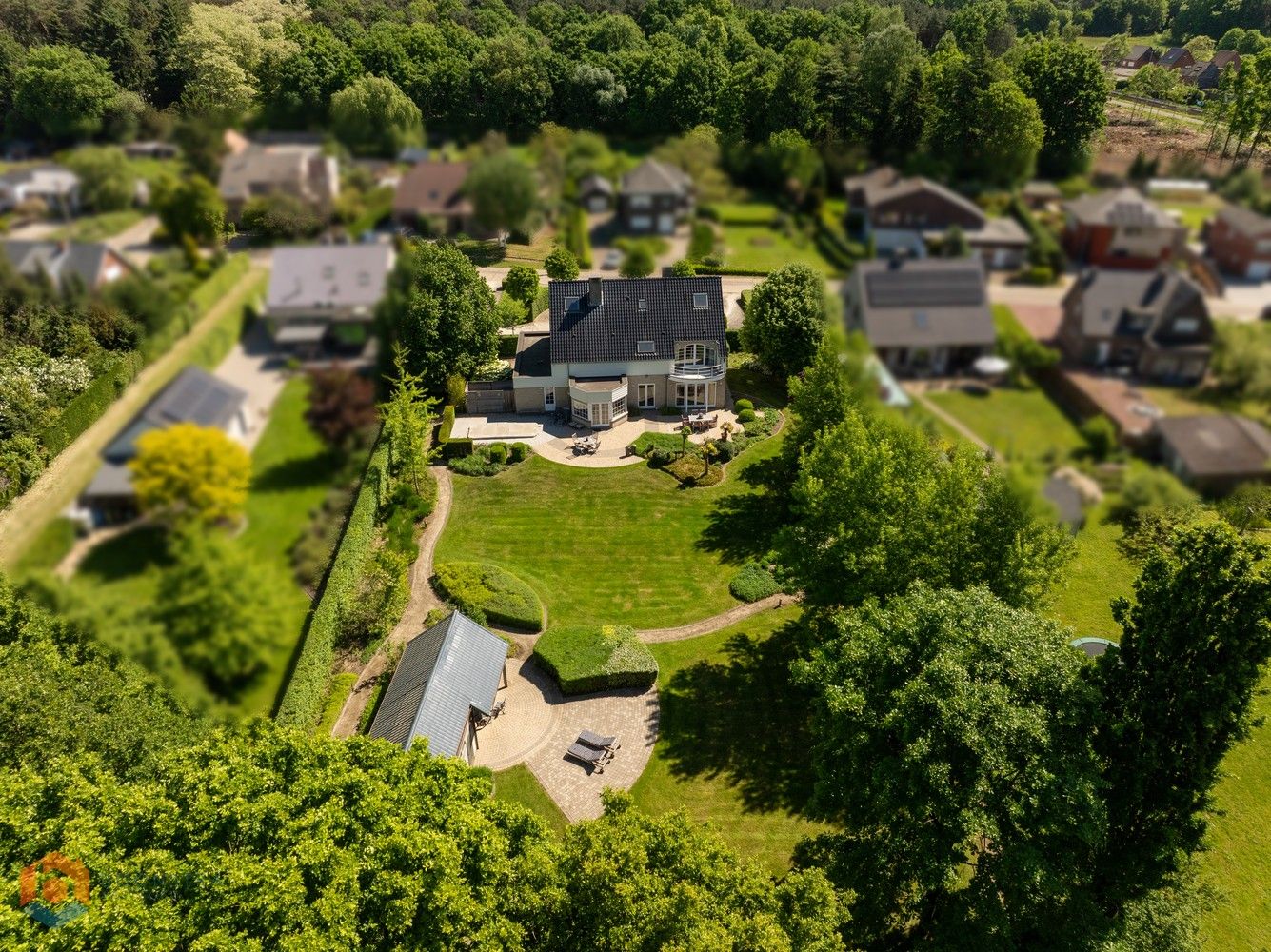 Villa met 4 slpkrs en prachtige tuin op perceel van 3.178 m² te Aarschot foto {{pictureIndex}}