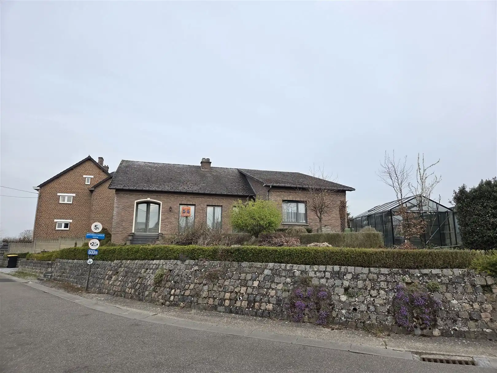 Hoofdfoto van de publicatie: Vrijstaande woning met 3 slpks, tuin en garage.