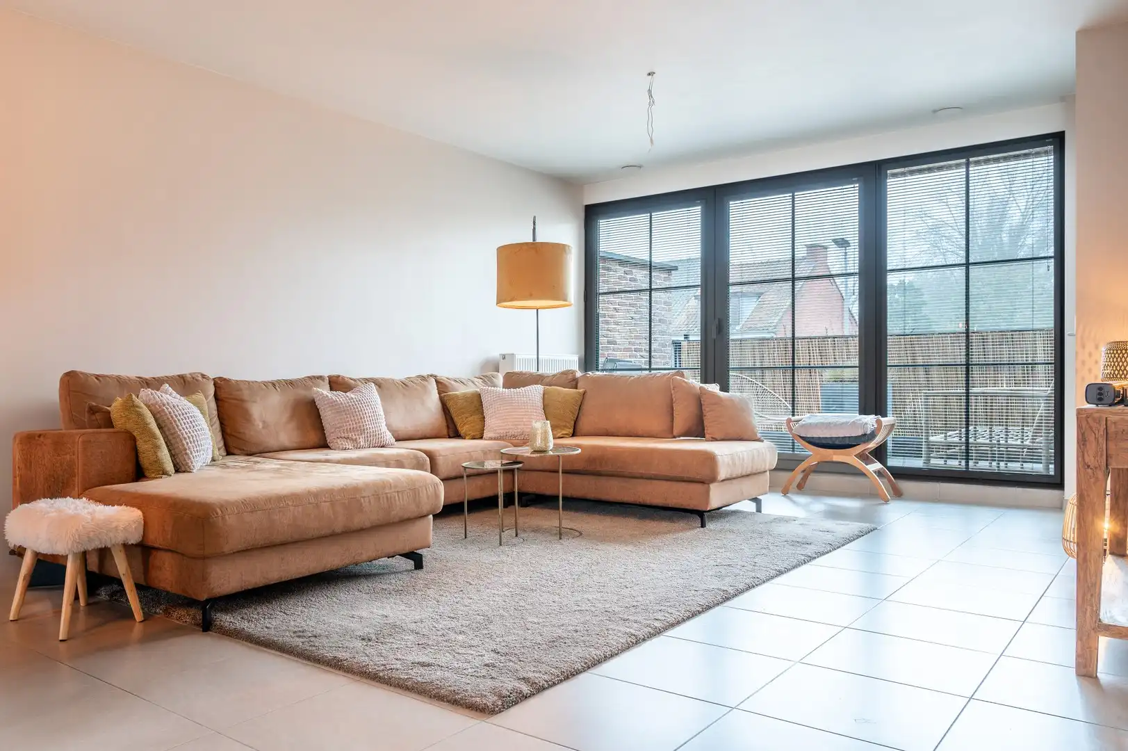 Ruim triplex appartement met berging foto 4