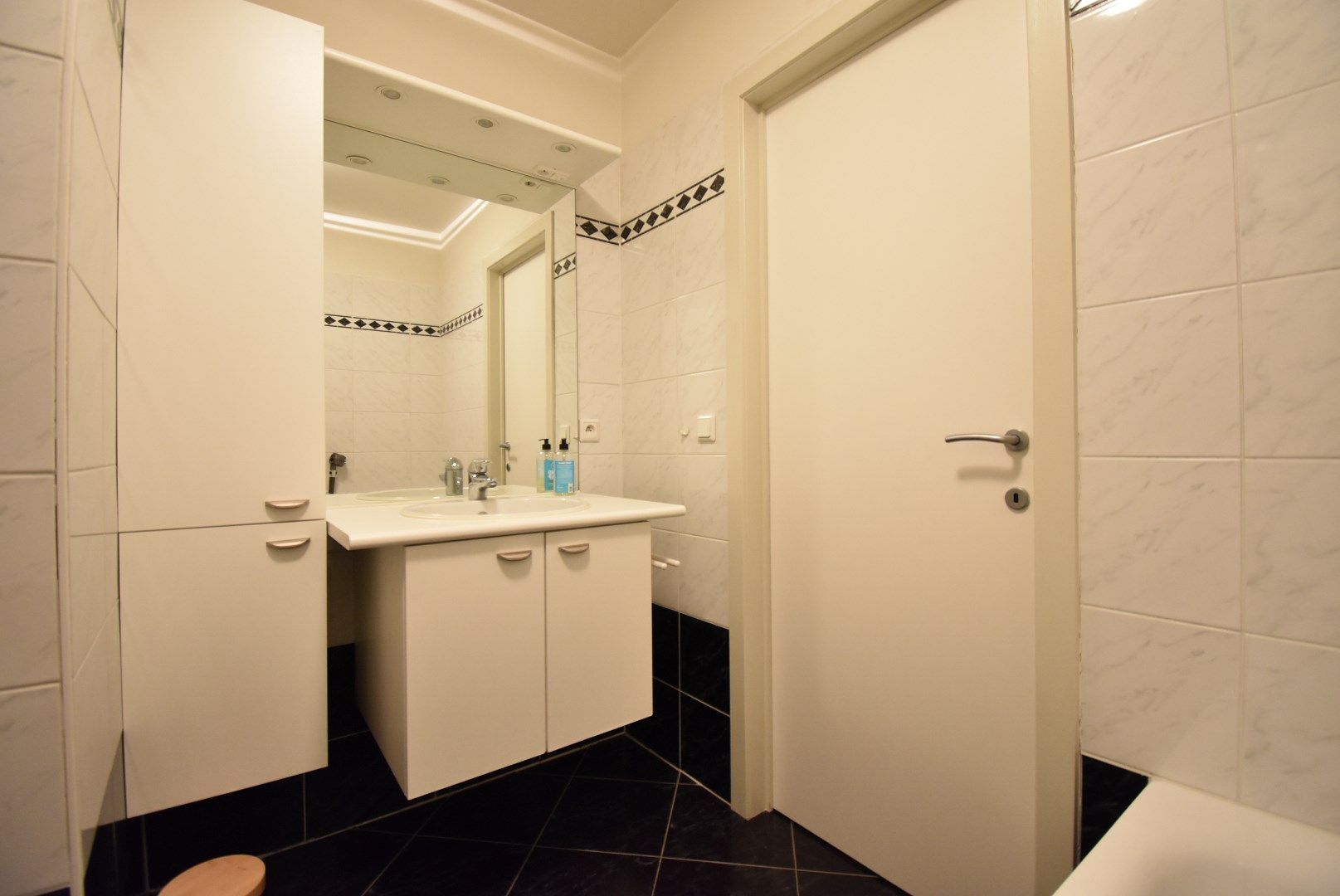 Degelijk 2-slaapkamer appartement met autostandplaats + in hartje Bilzen foto 21